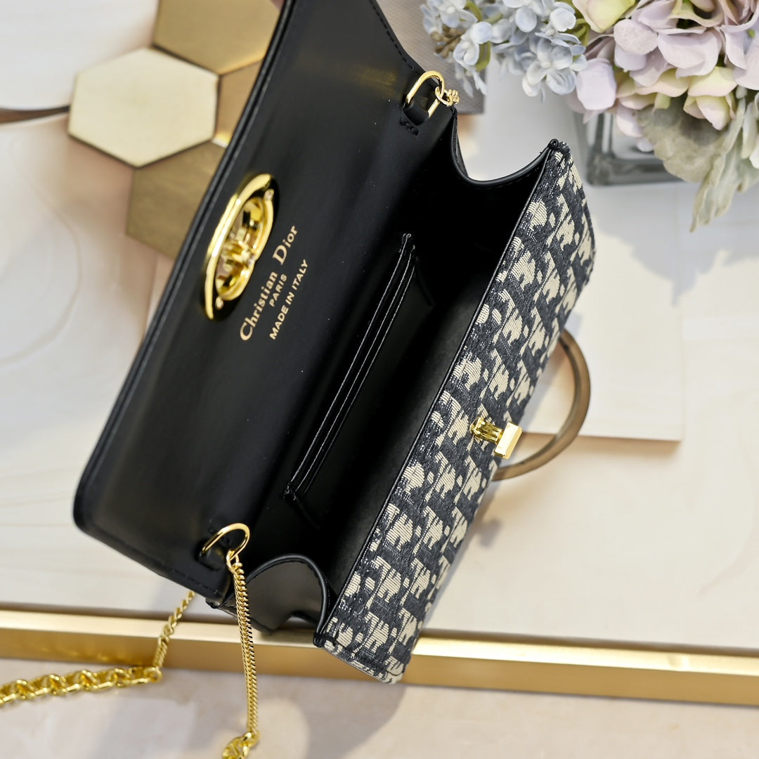 2WD2BDE Stylish leather bag