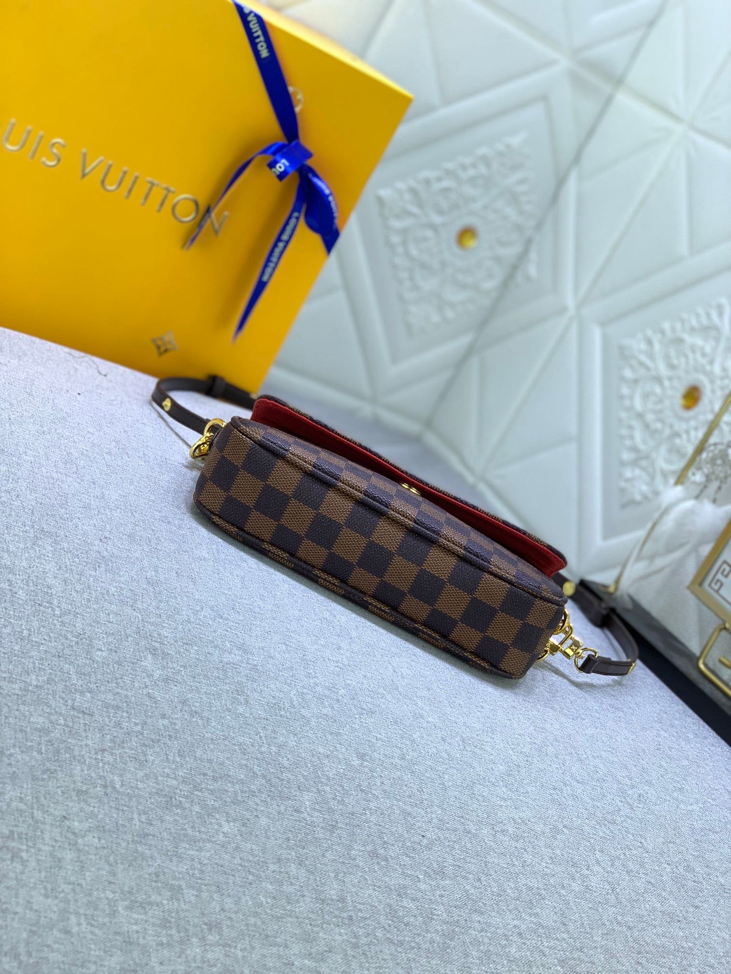 1XE64BDE Stylish leather bag 