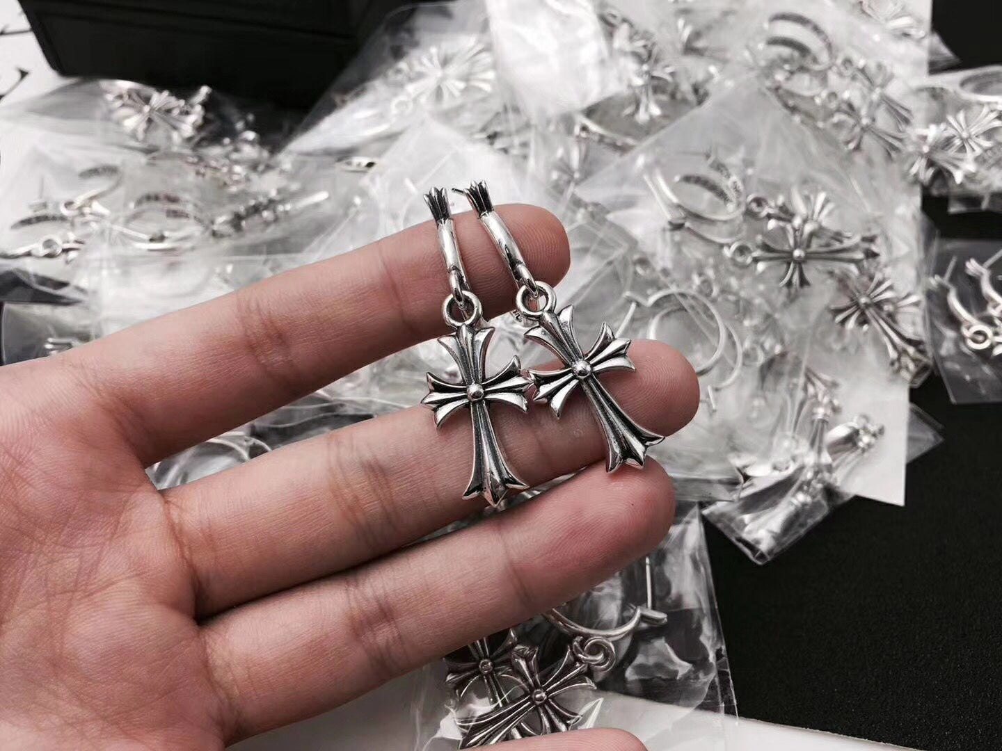 15QA2EDE Stylish Earrings