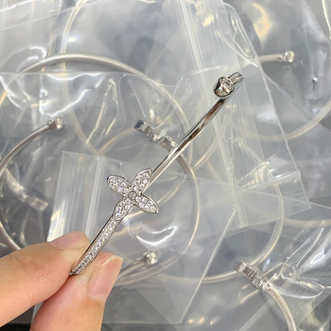 84E63KDE Stylish Bracelets