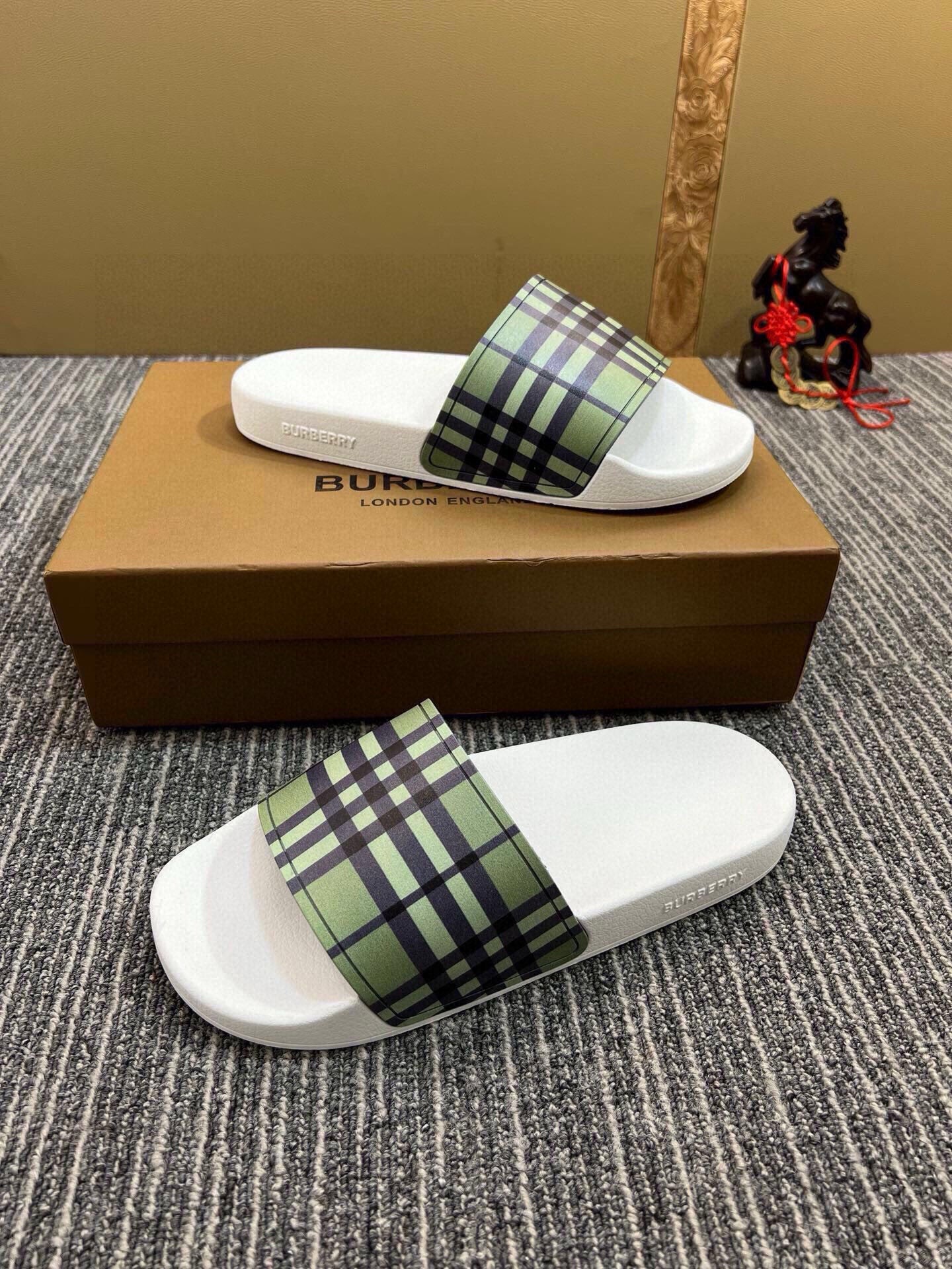 535ZR260ZDE Stylish Slippers