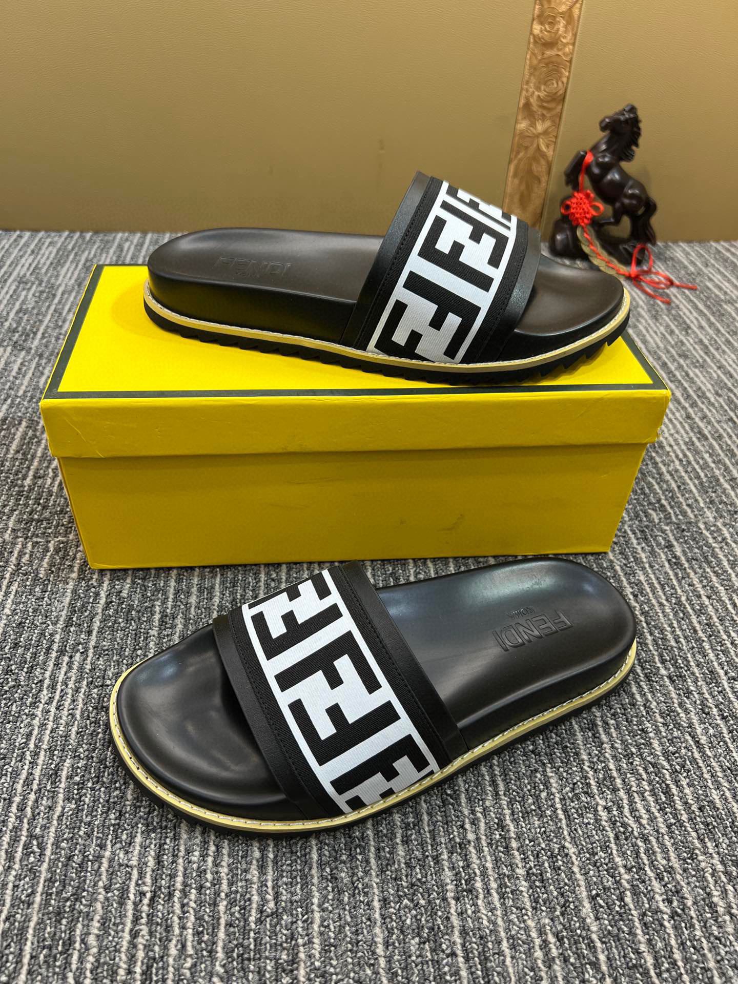 5YF111ZDE Stylish Slippers