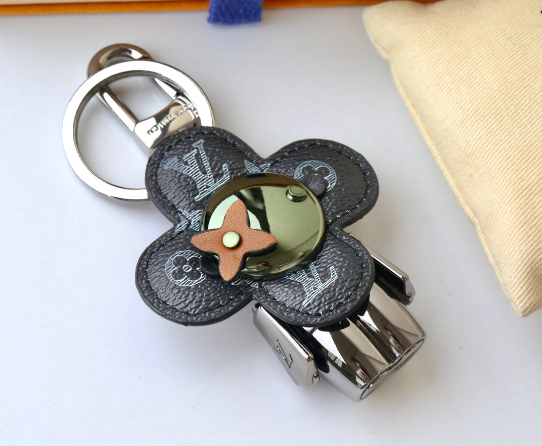 14E68ADE Stylish key closure
