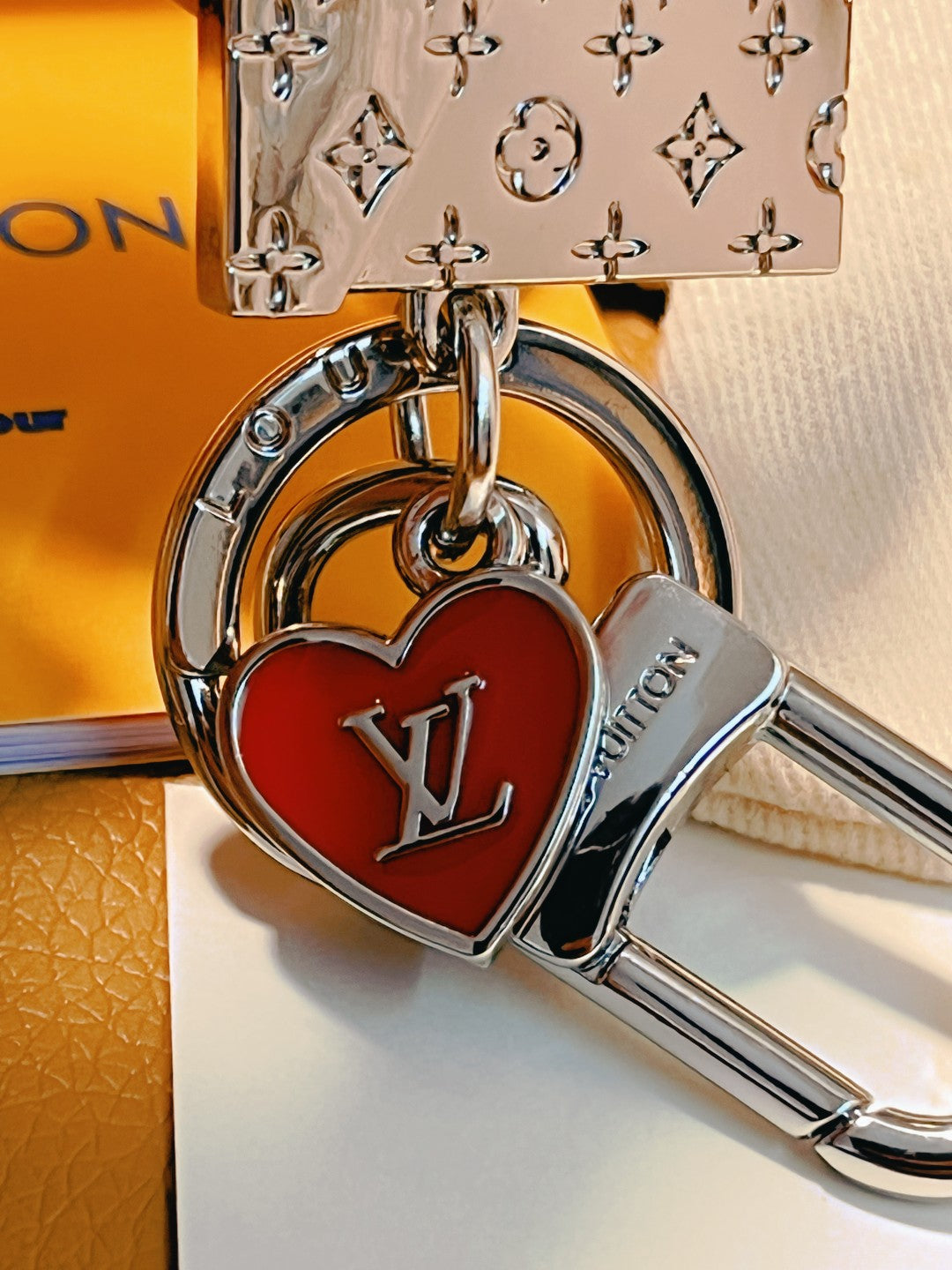 14E28ADE Stylish key closure