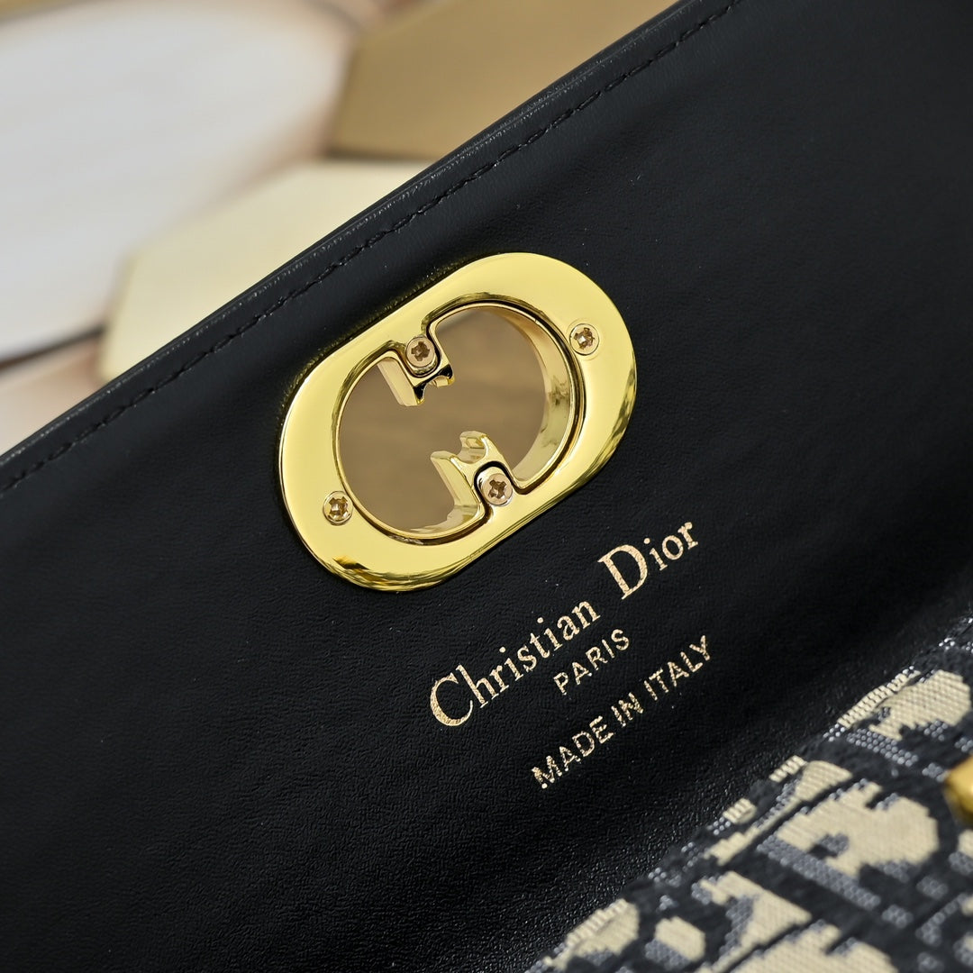 2WD2BDE Stylish leather bag