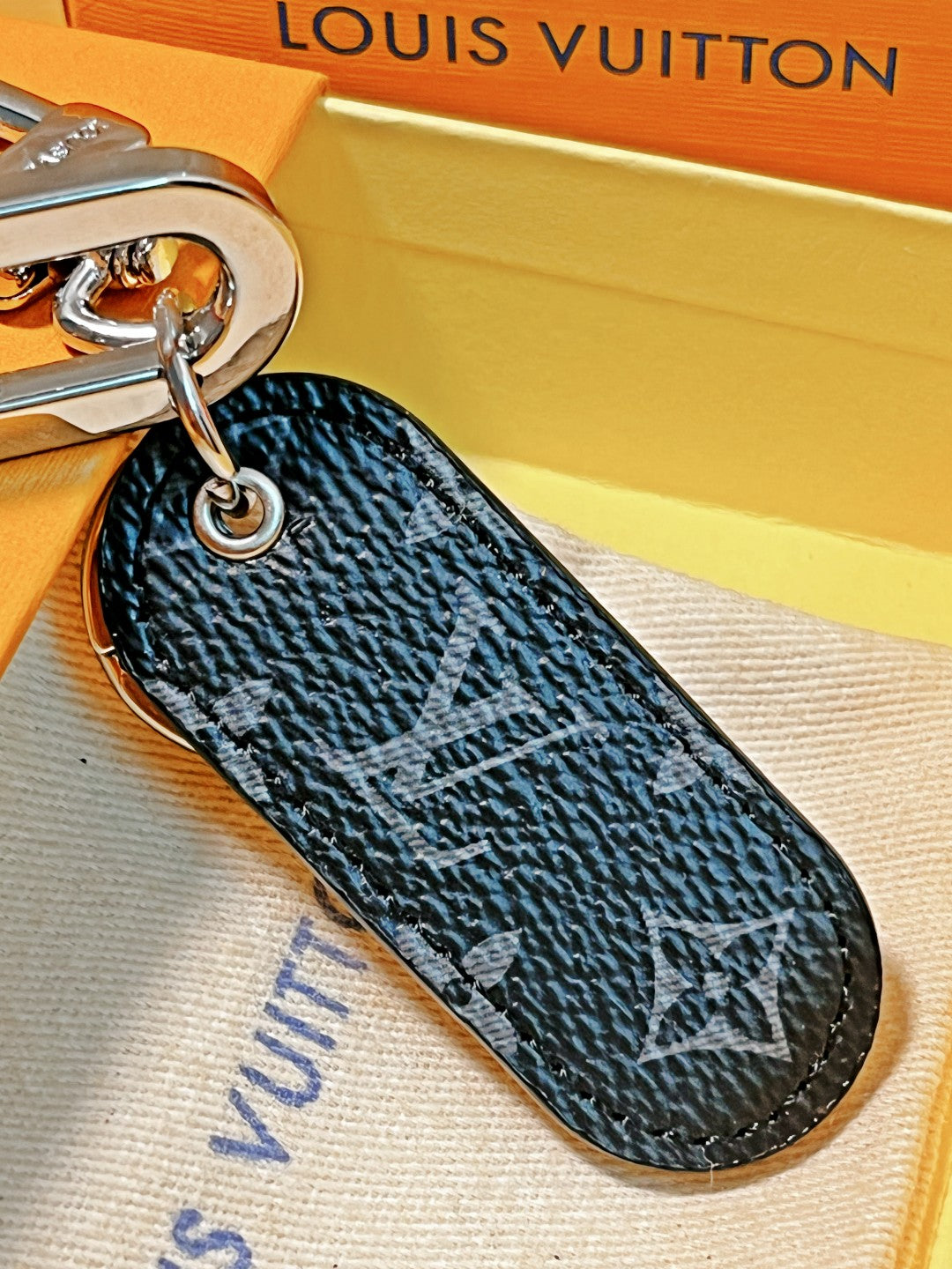 14E61ADE Stylish key closure