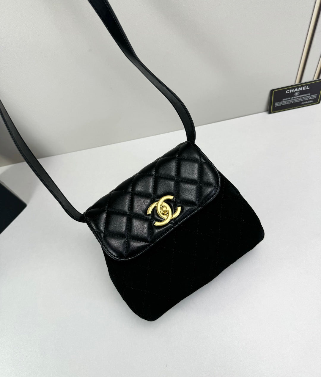 15RC63BDE Stylish leather bag