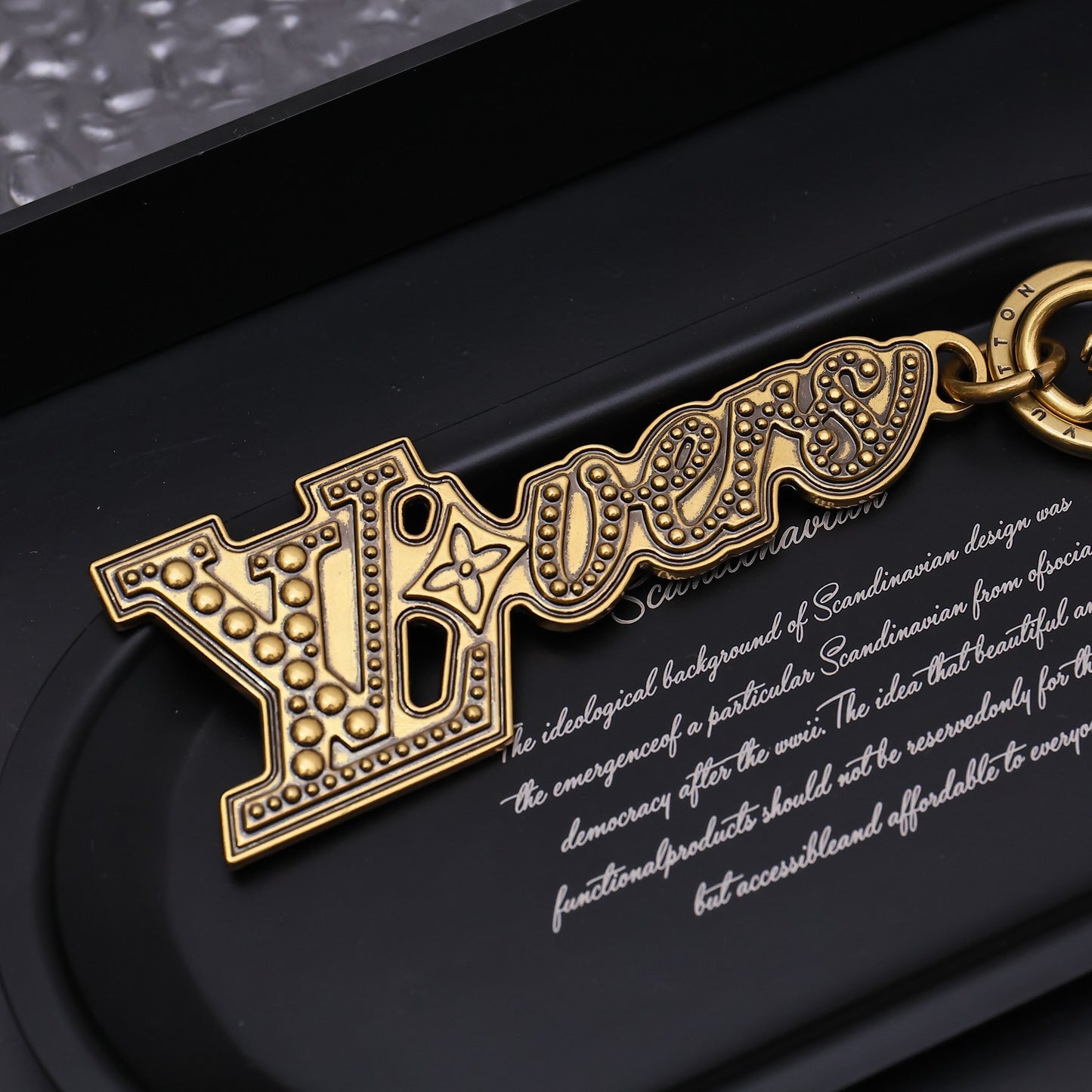 14E16ADE Stylish key closure