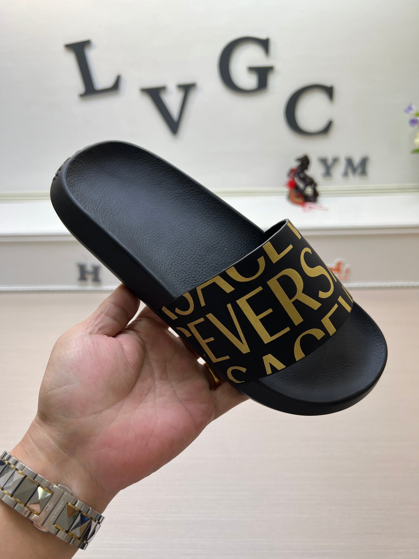54V108ZDE Stylish slippers
