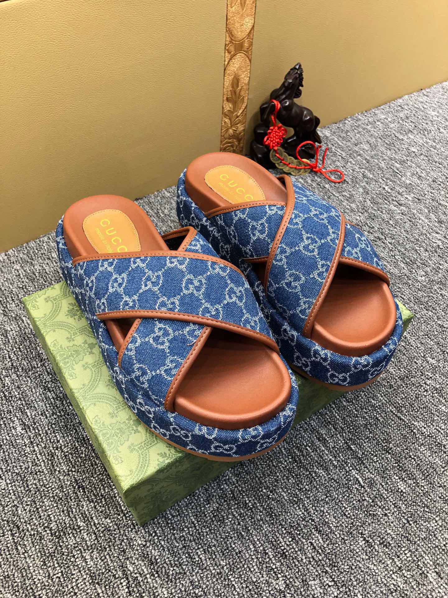 5YB69ZDE Stylish Slippers