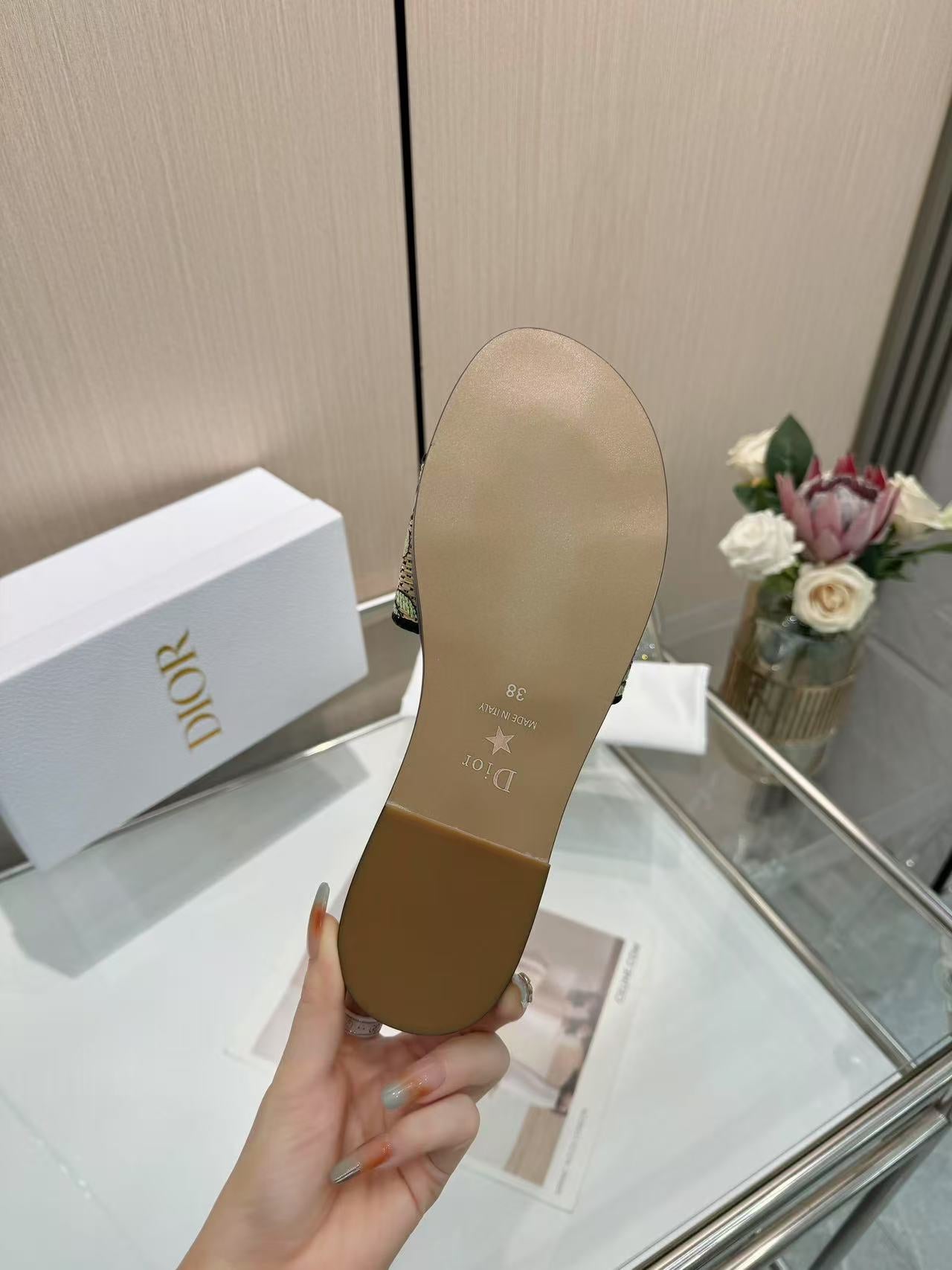 285ZD67ZDE Stylish  Peather Slippers