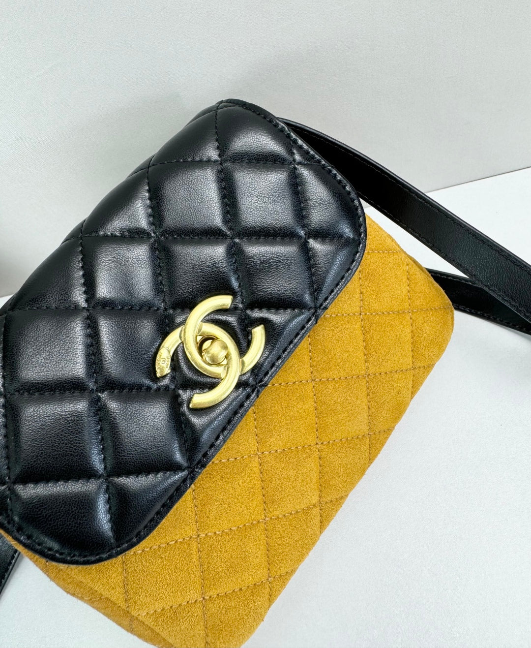 15RC62BDE Stylish leather bag