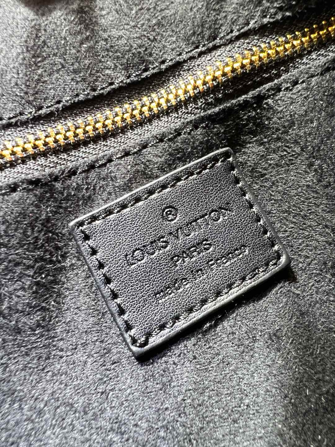 2WE33BDE Stylish leather bag