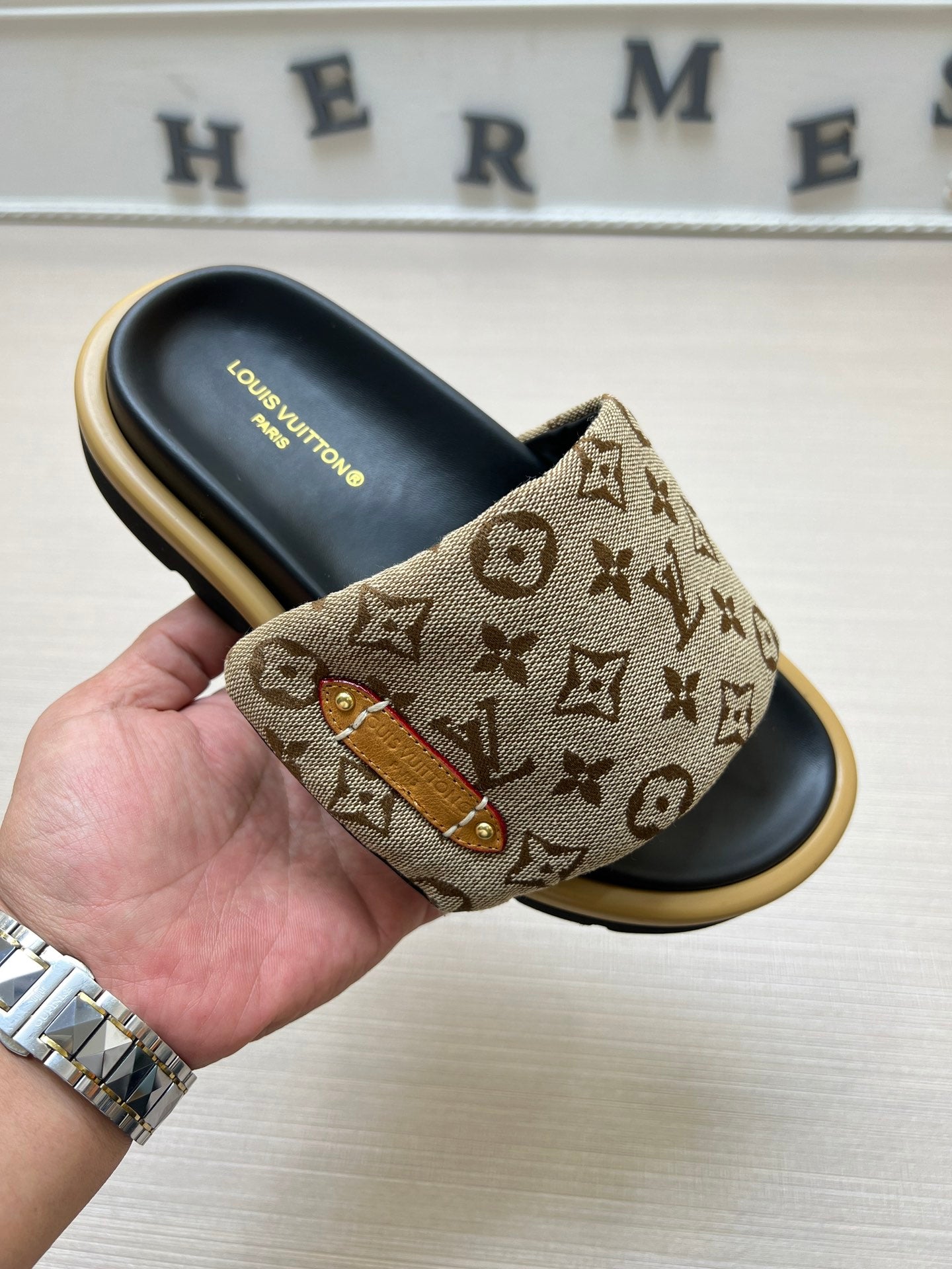 54E100ZDE Stylish slippers Sole thickness 5cm