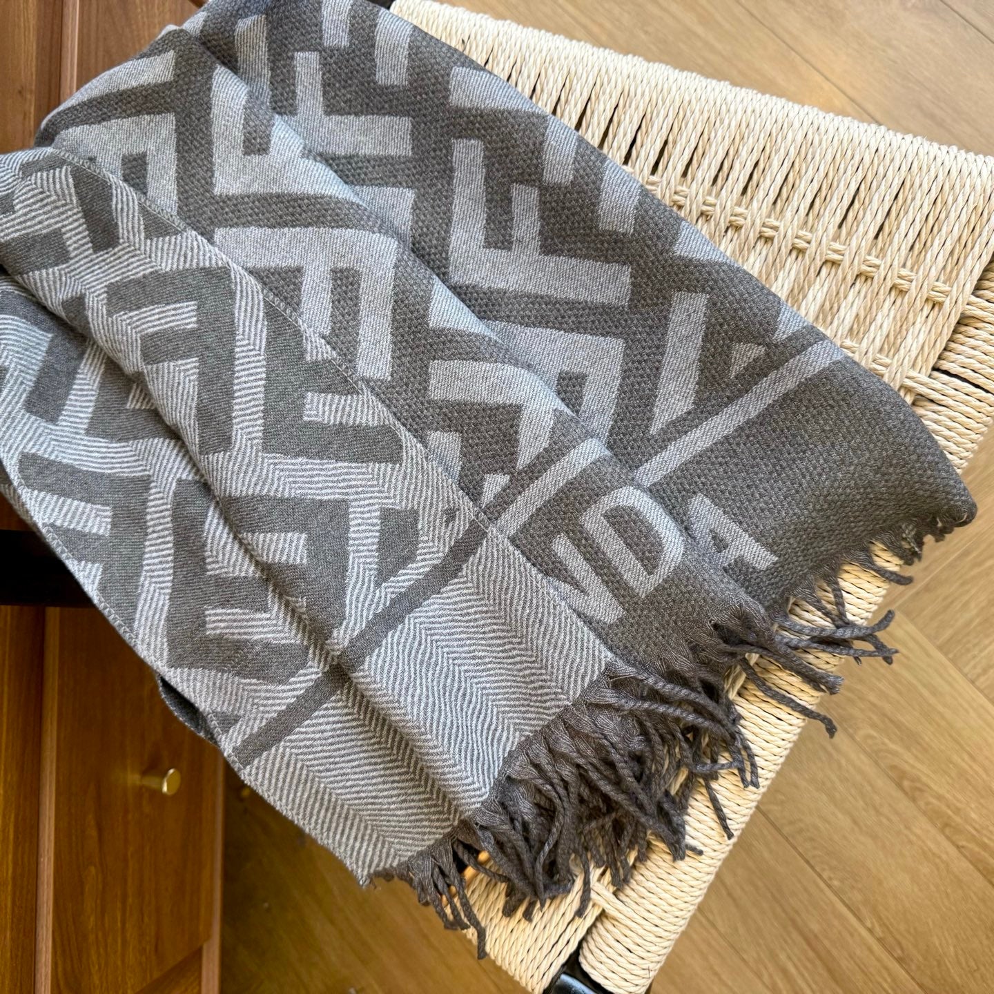 185ZF68WDE Stylish  Winter Scarves