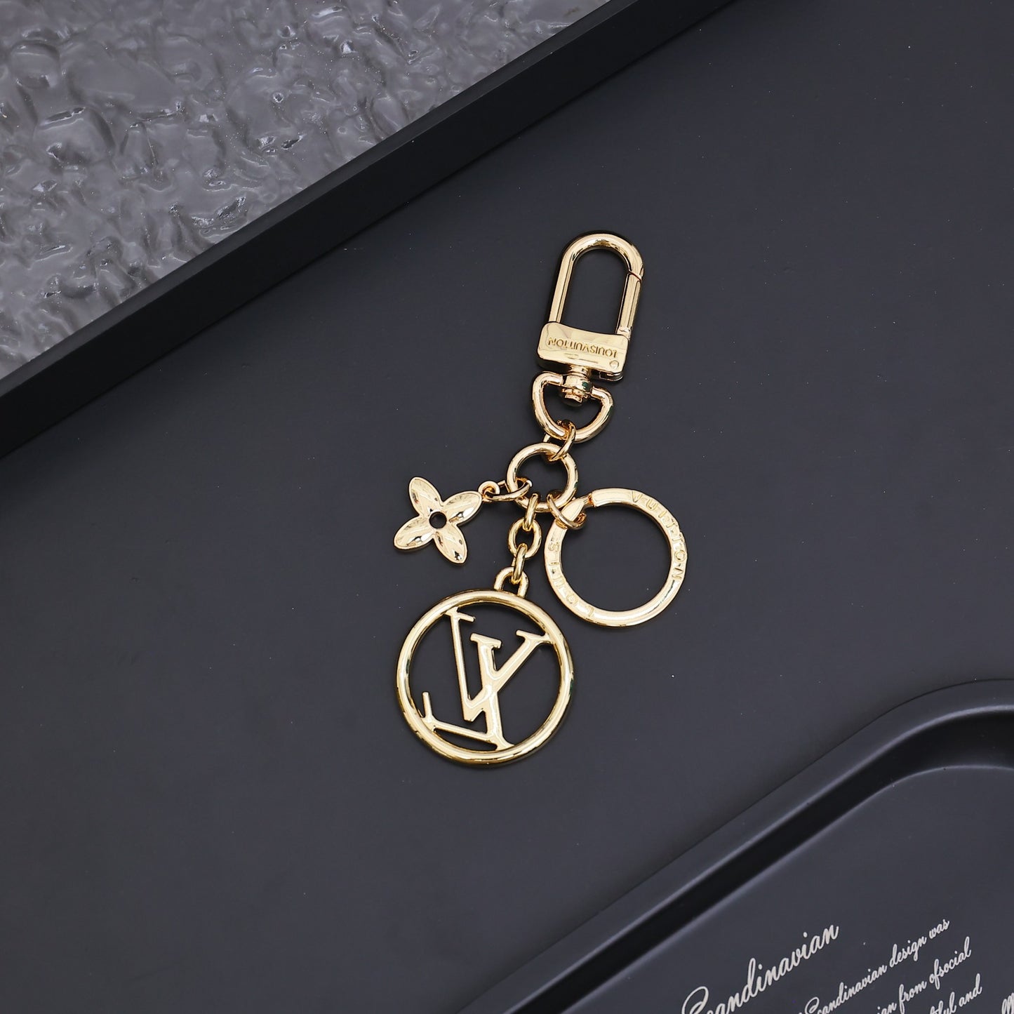 14E21ADE Stylish key closure