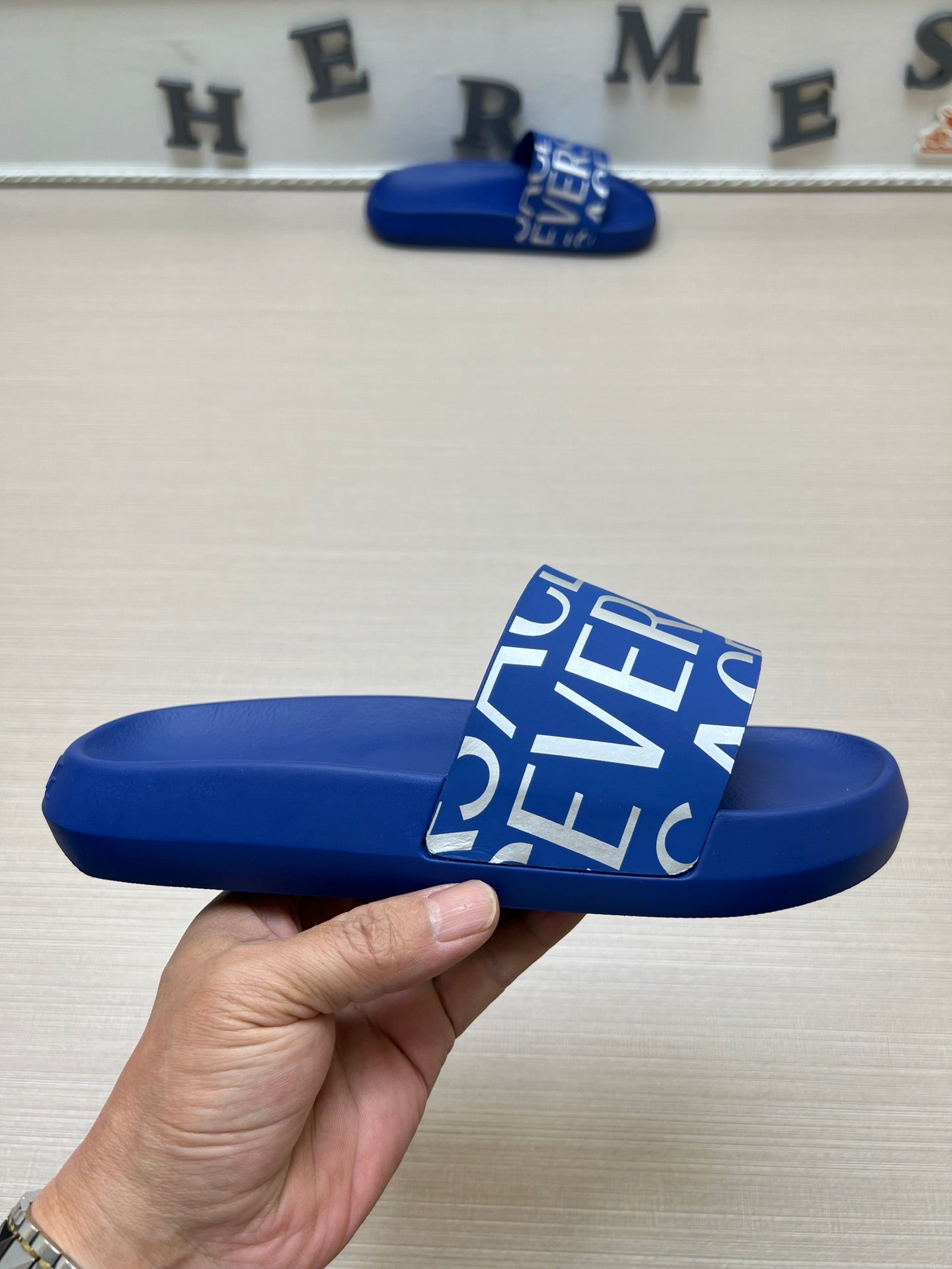 54V108ZDE Stylish slippers