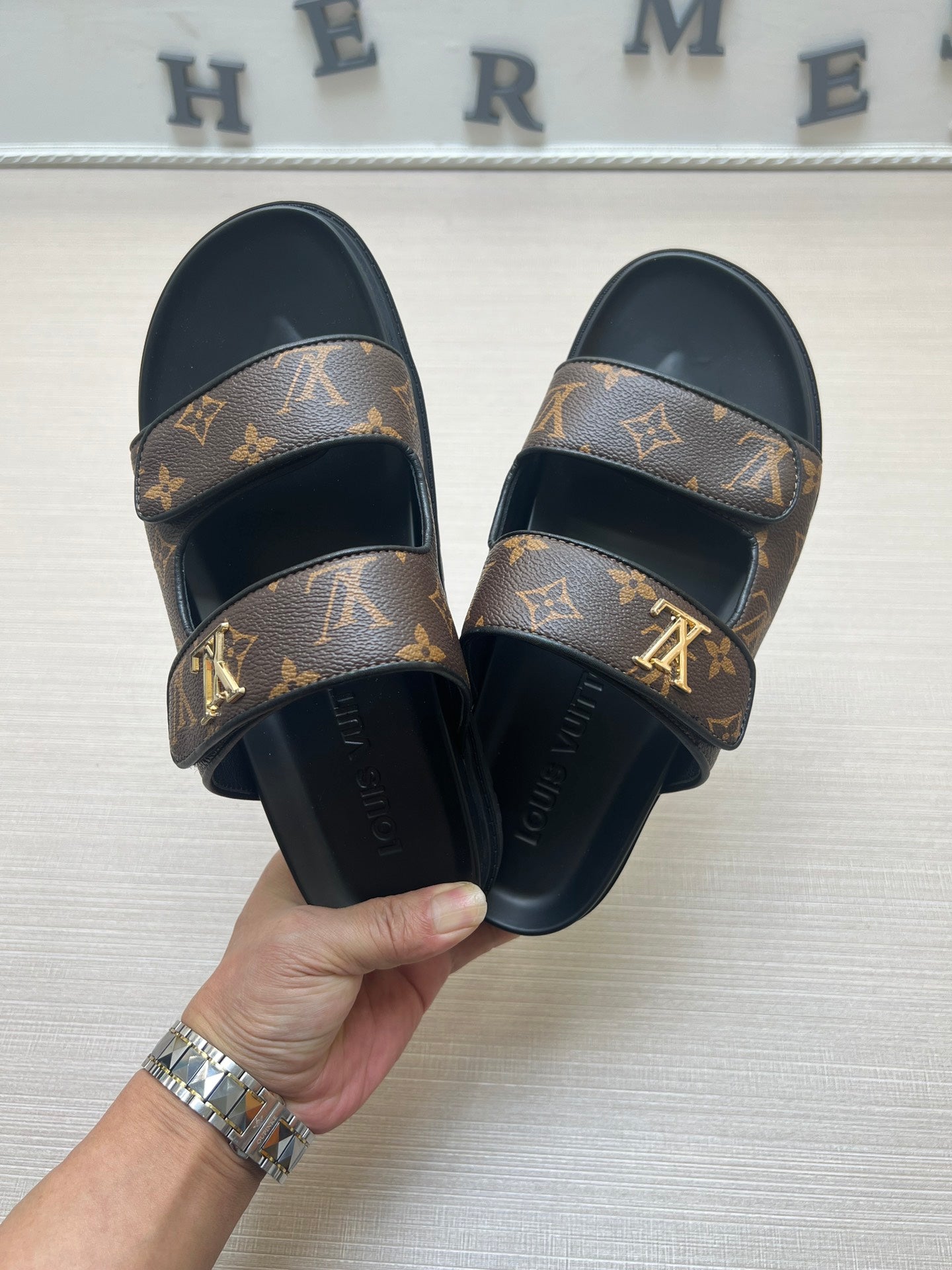54E11ZDE Stylish slippers