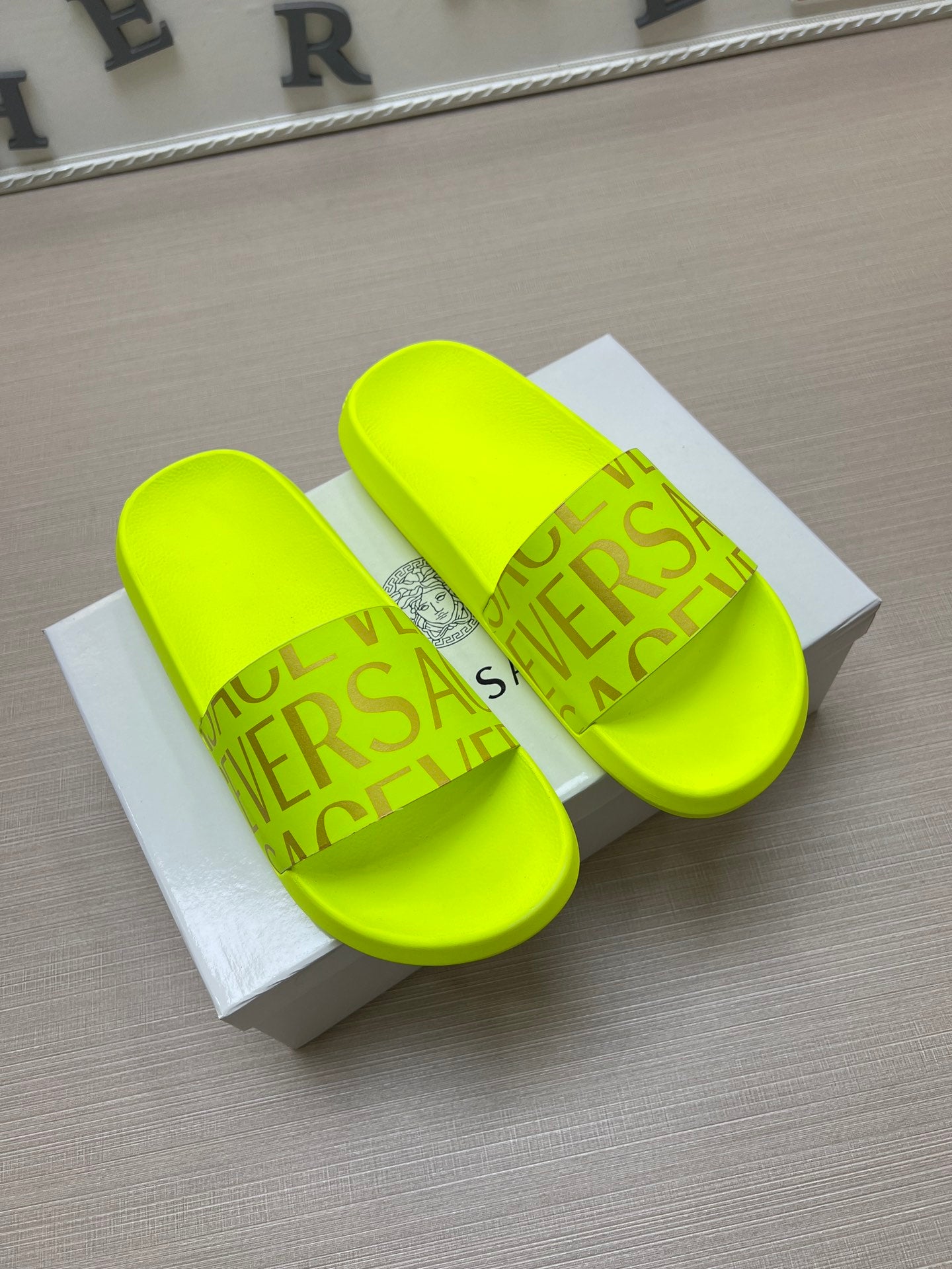 54V108ZDE Stylish slippers
