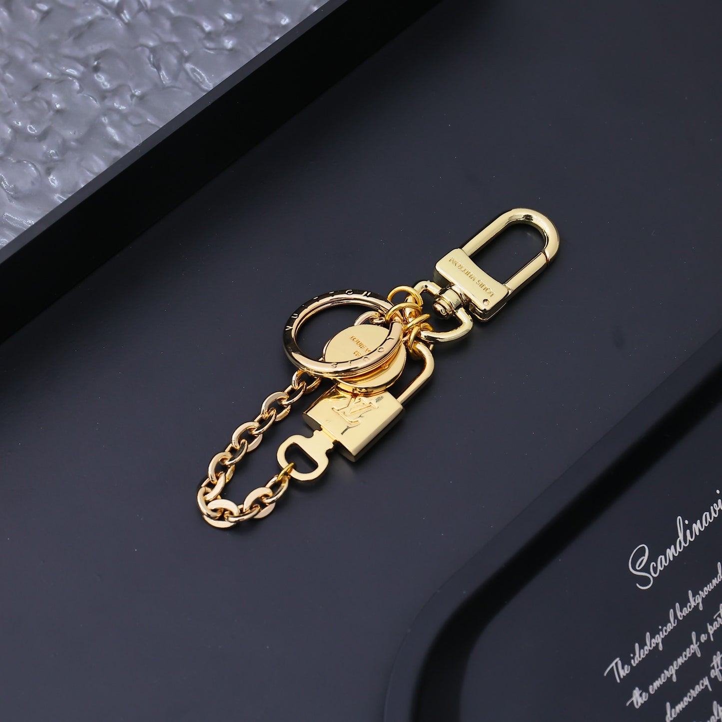 14E18ADE Stylish key closure