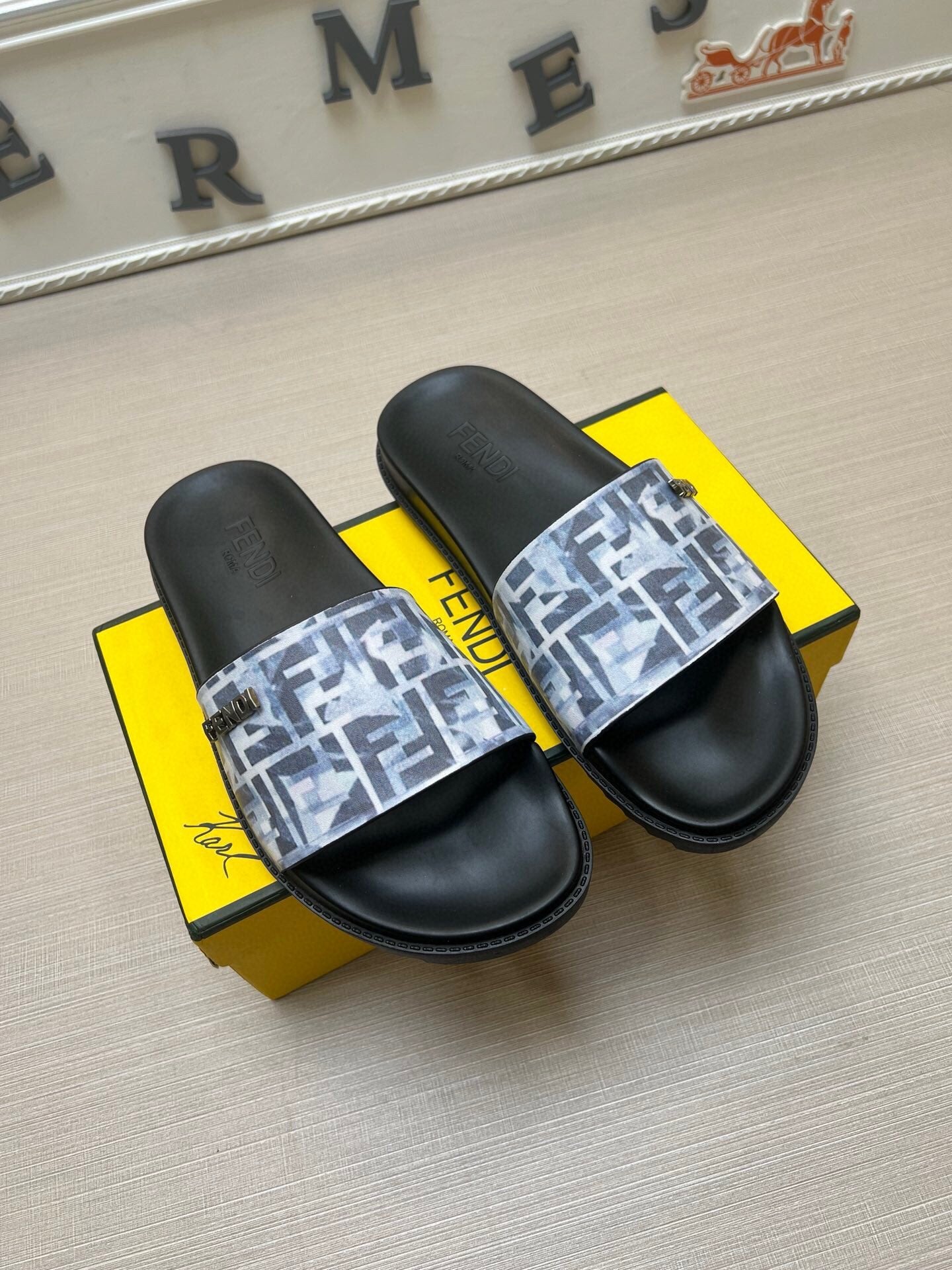 54F15ZDE Stylish slippers
