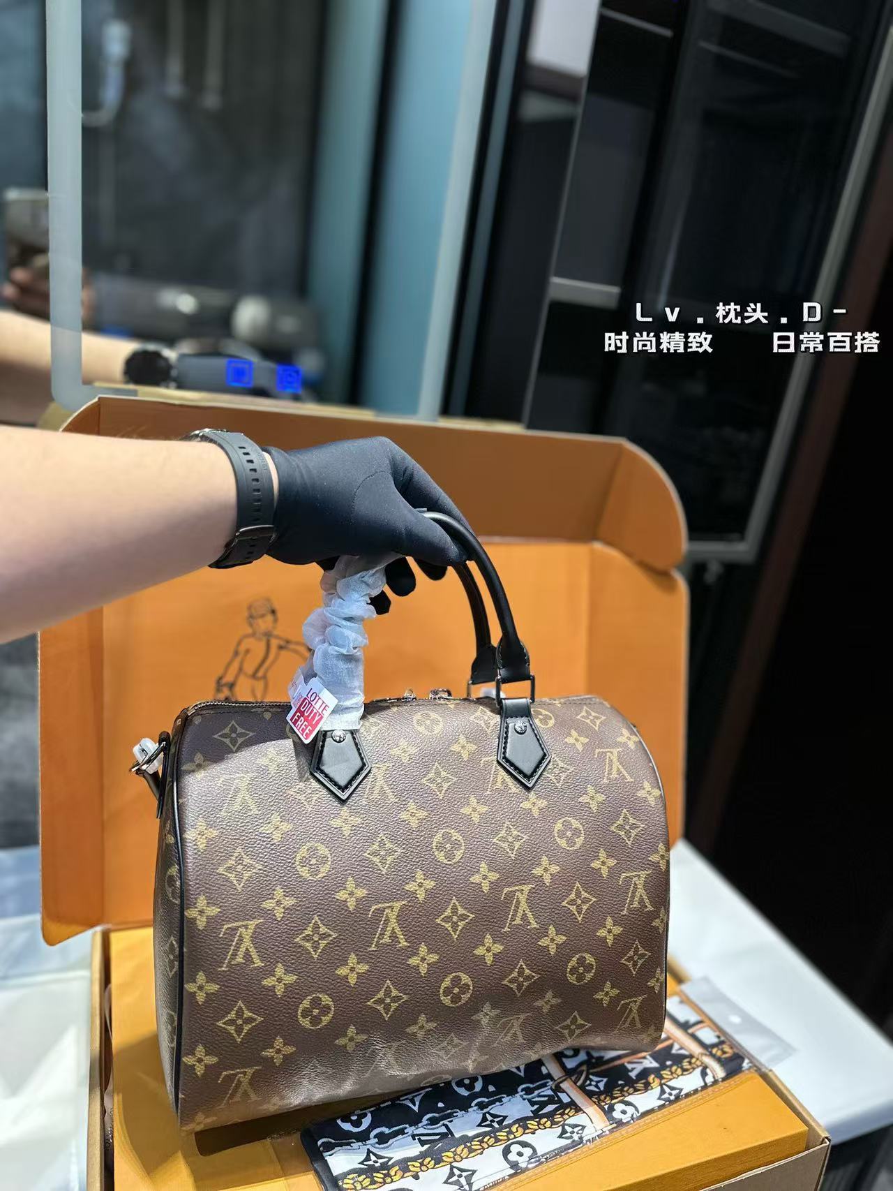 1WE22BDE Stylish leather bag