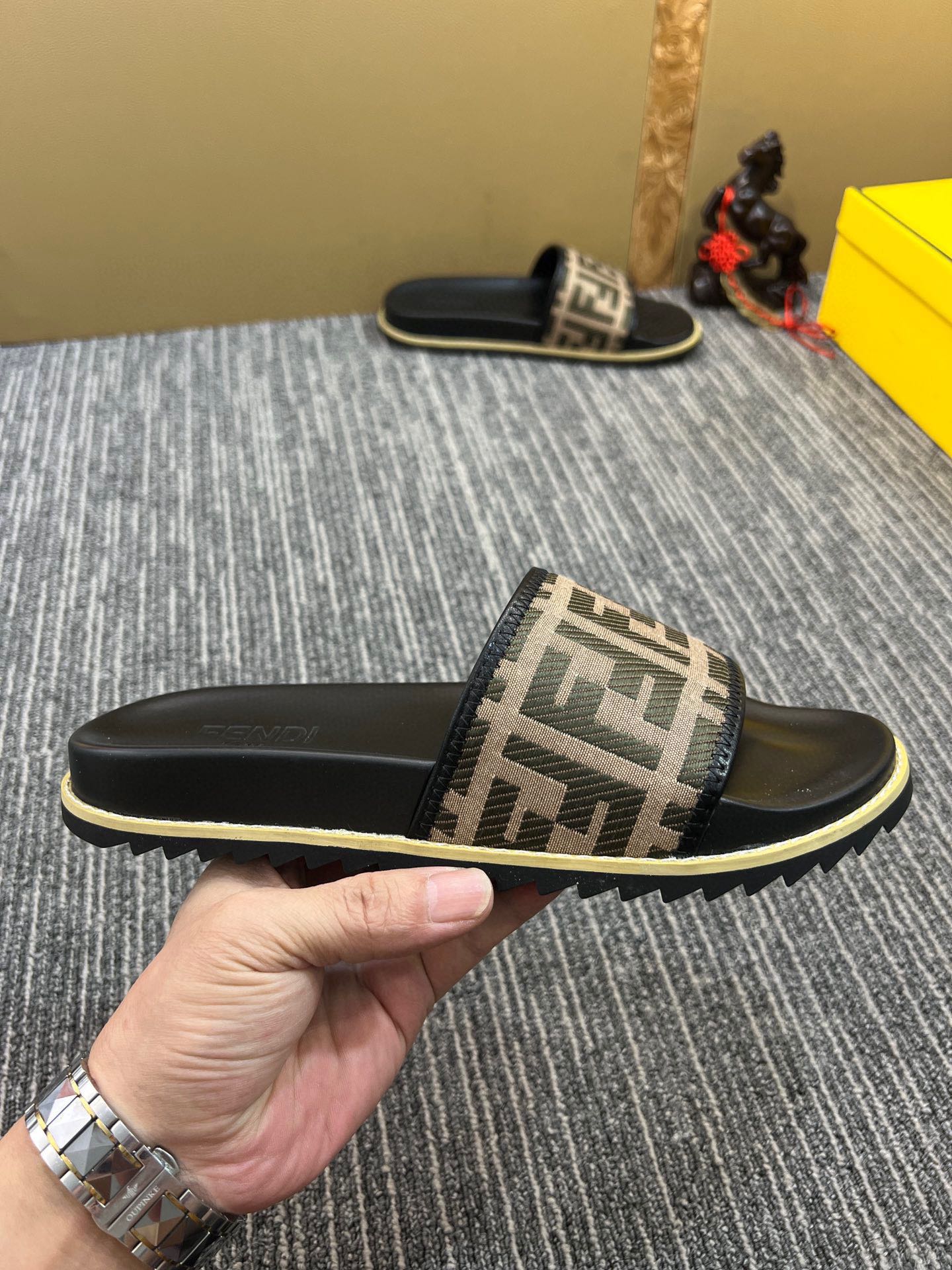 5XF105ZDE Stylish Slippers
