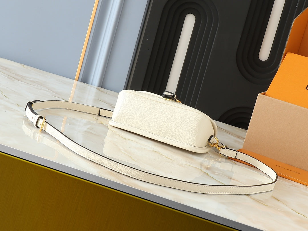 15XE3BDE Stylish leather bag