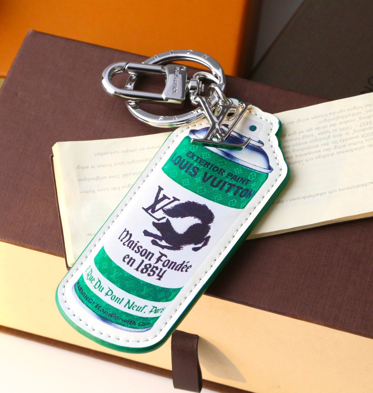 3RE24ADE Stylish key closure
