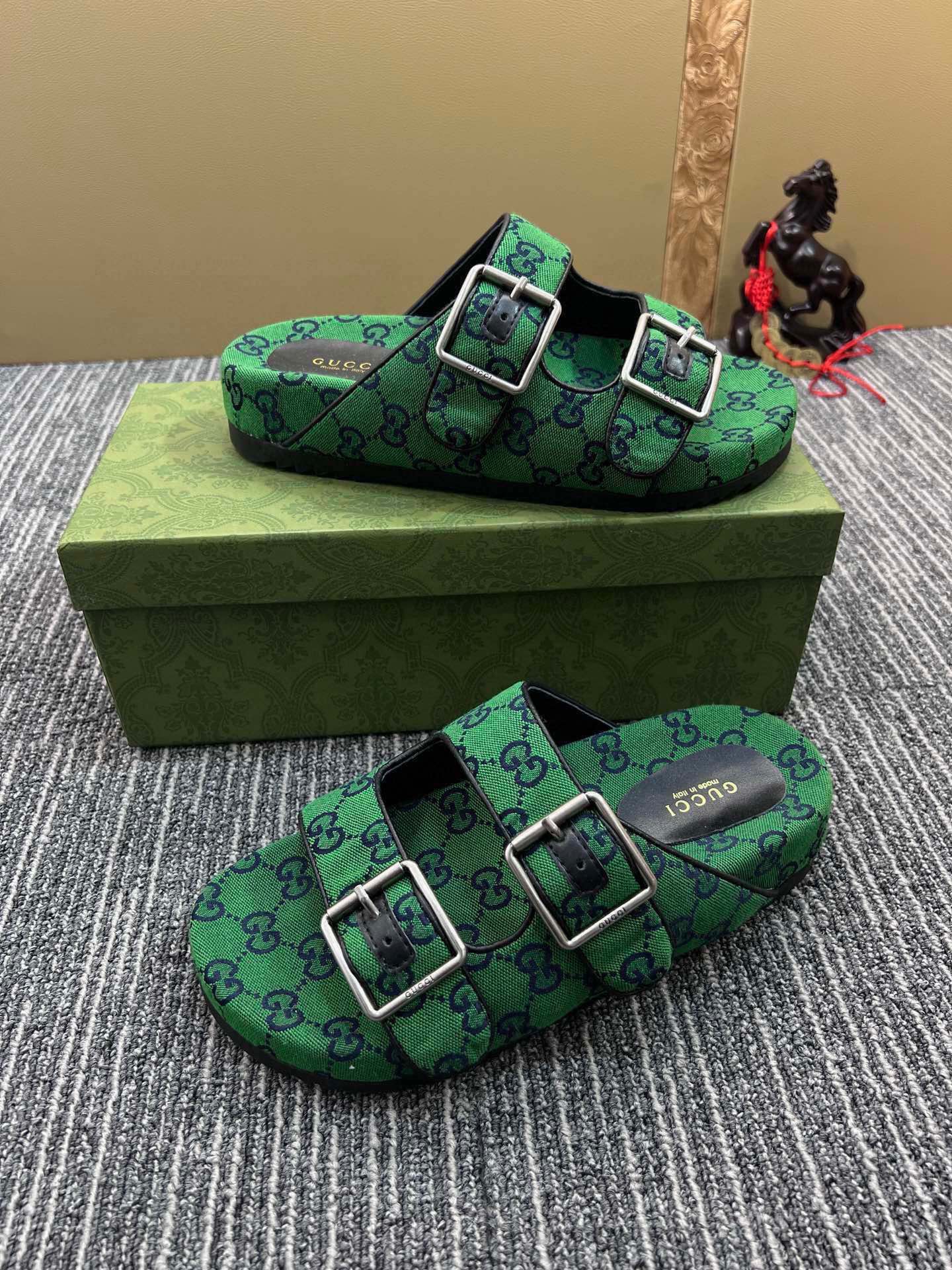 54B123ZDE Stylish slippers