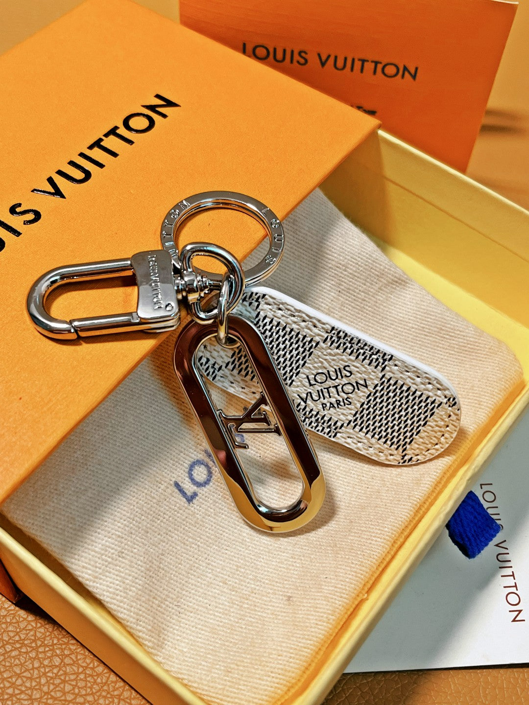 14E61ADE Stylish key closure