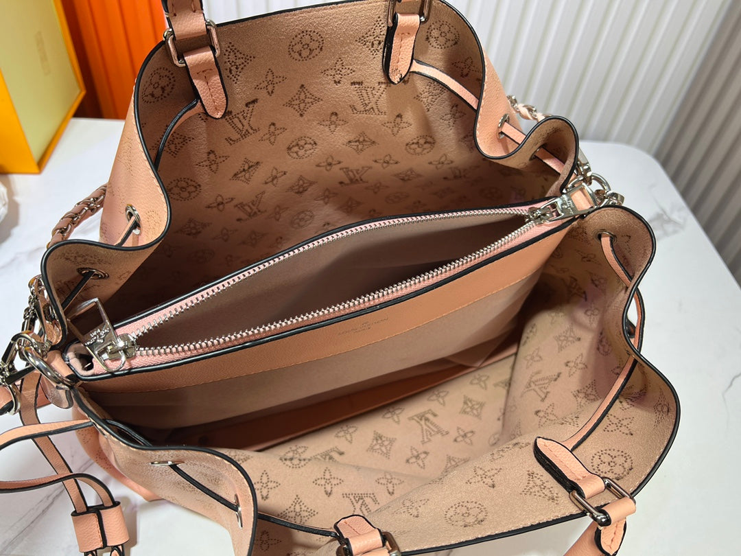 155NE39BDE Stylish leather bag