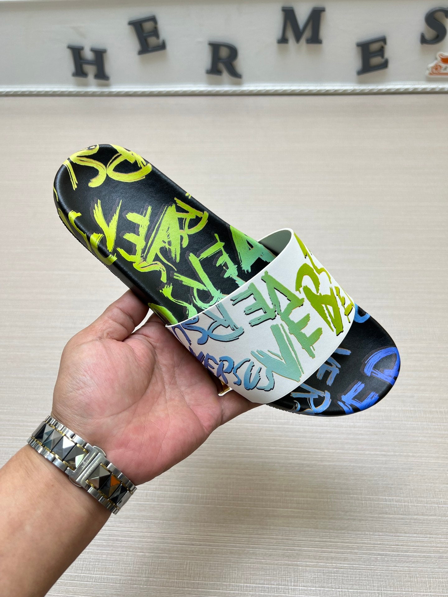 54V94ZDE Stylish slippers