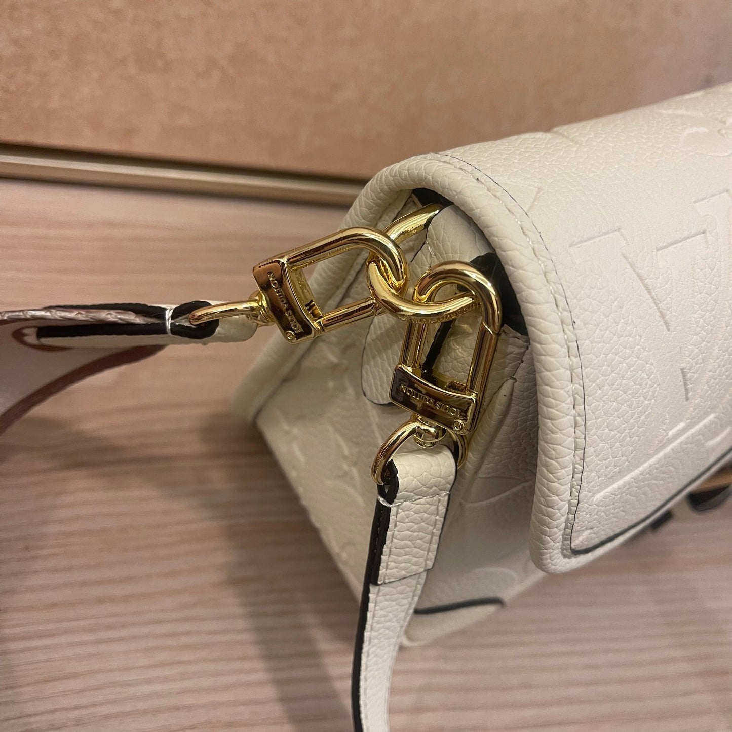 2XE028BDE Stylish leather bag 