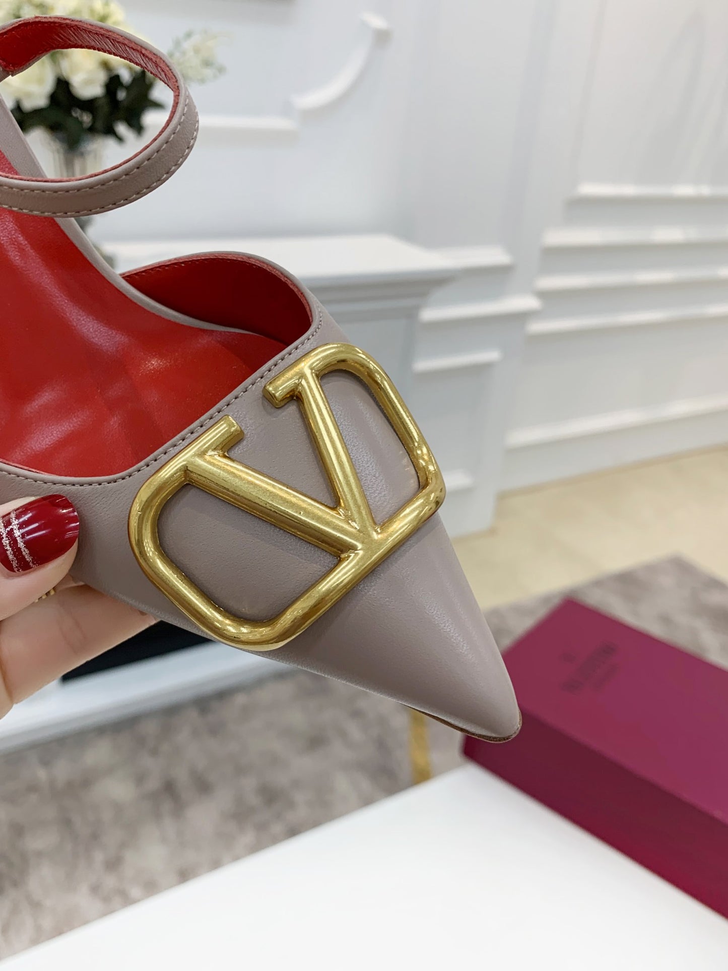 2YVL28ZDE Stylish leather  High heels