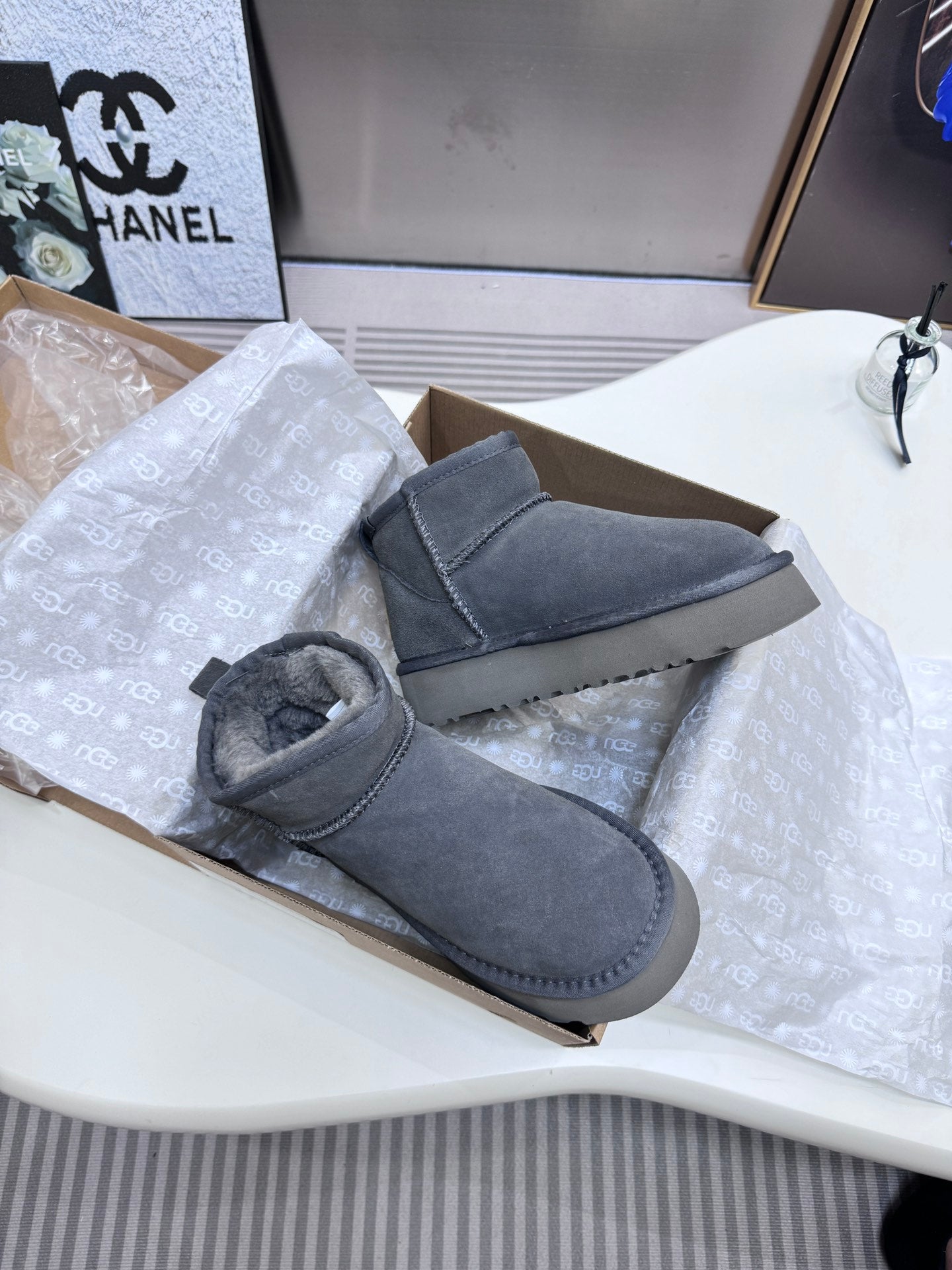 1LU9ZDE Stylish snow boots