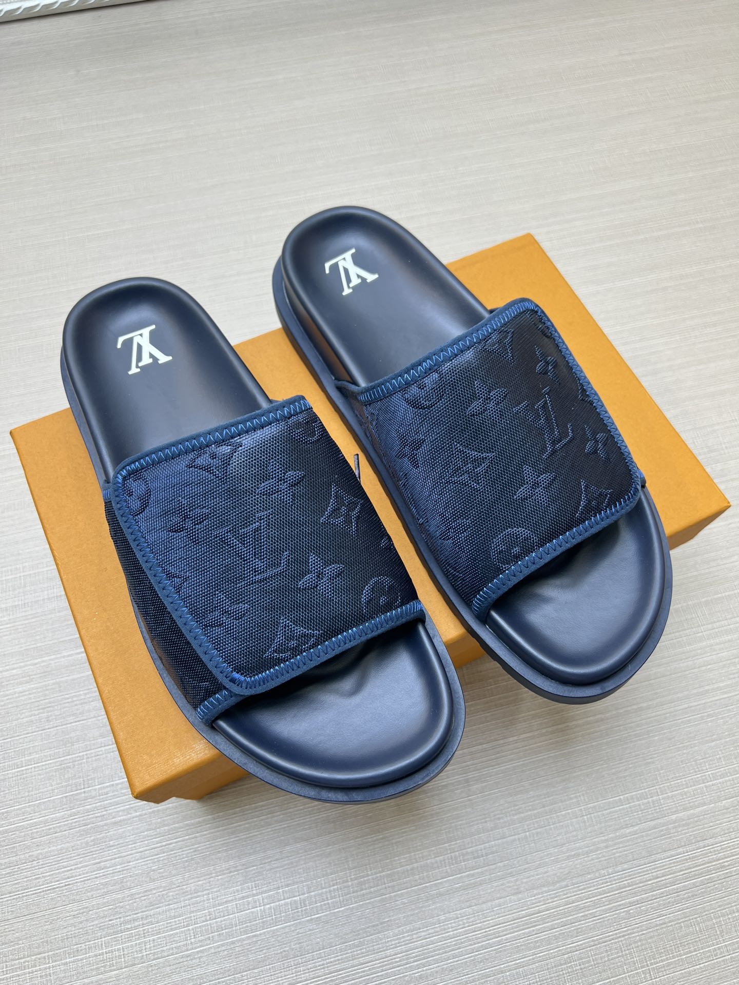 54E14ZDE Stylish slippers