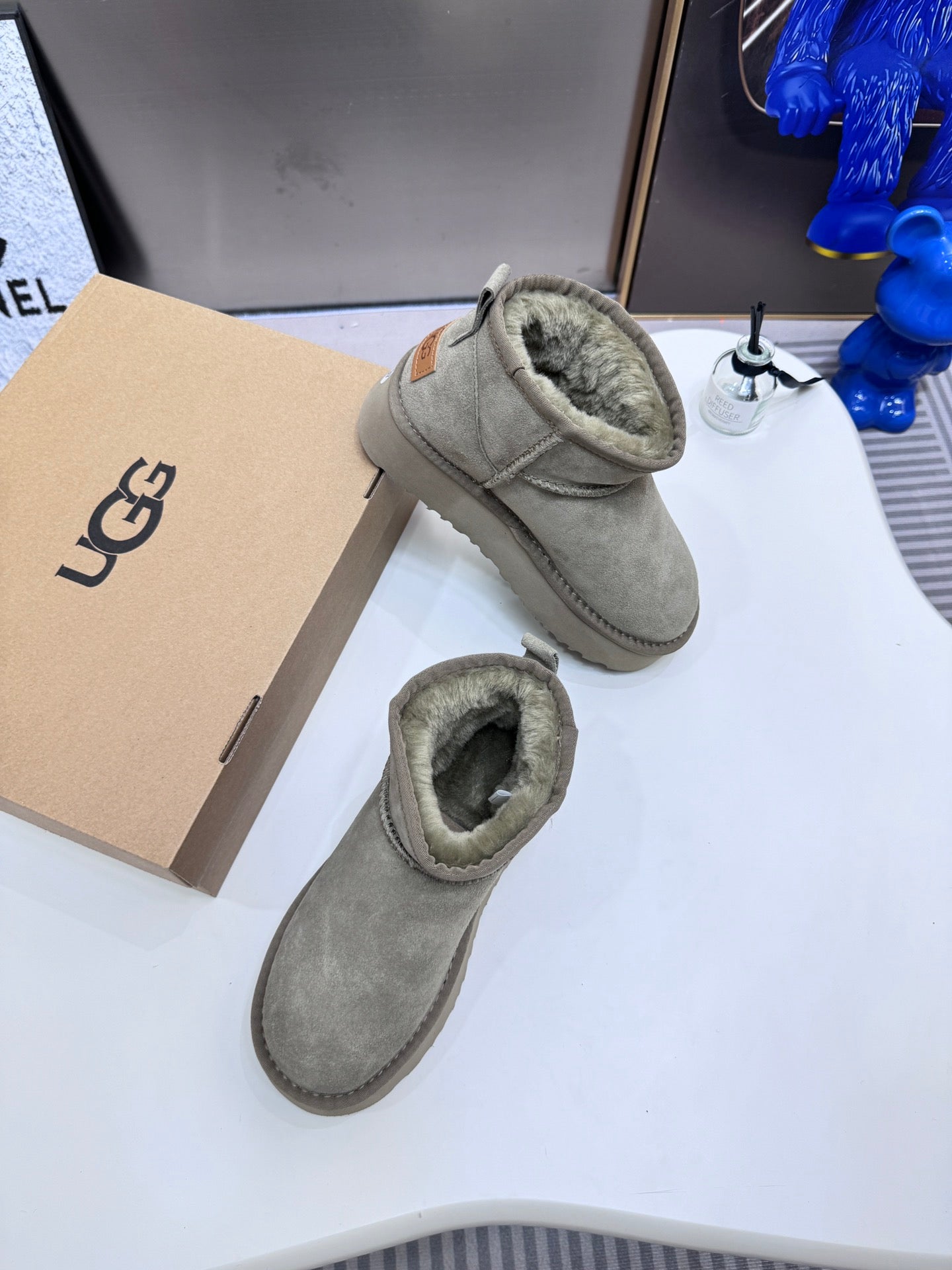 1LU9ZDE Stylish snow boots