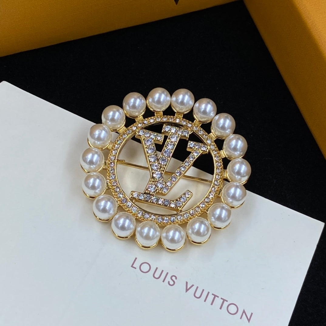 1XE608XDE Stylish Brooch