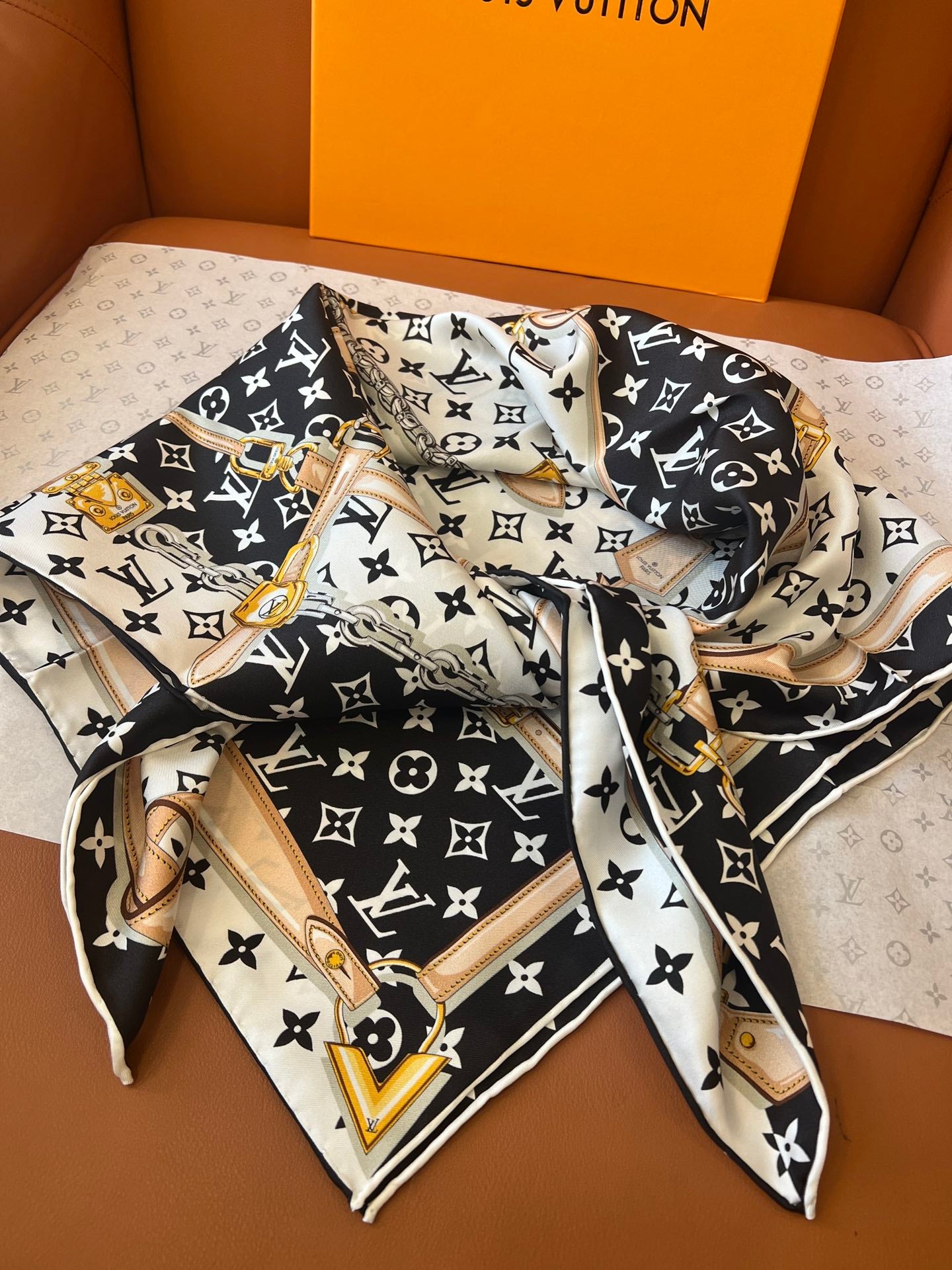 155NE81WDE Stylish Silk Scarve