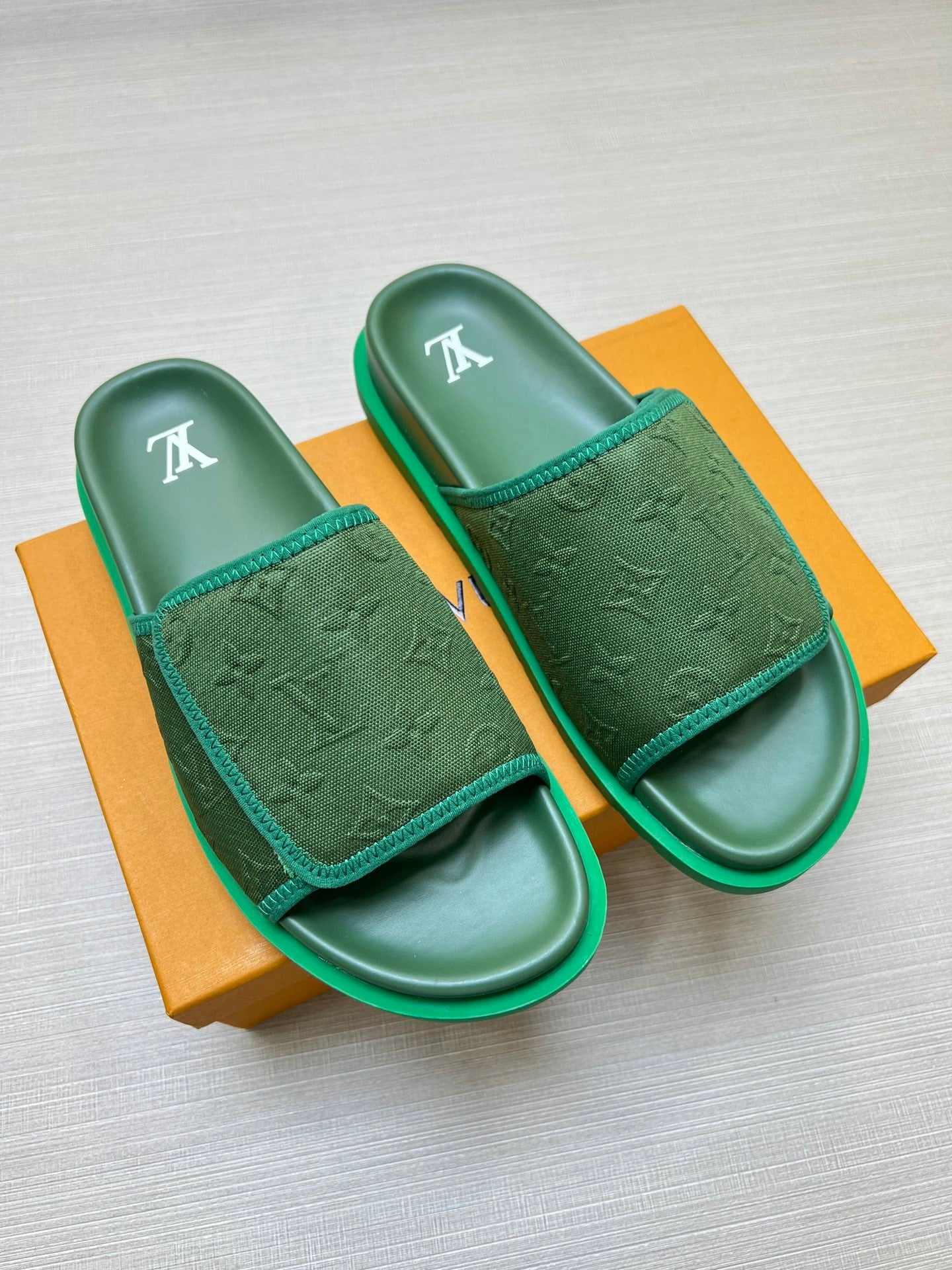 54E14ZDE Stylish slippers