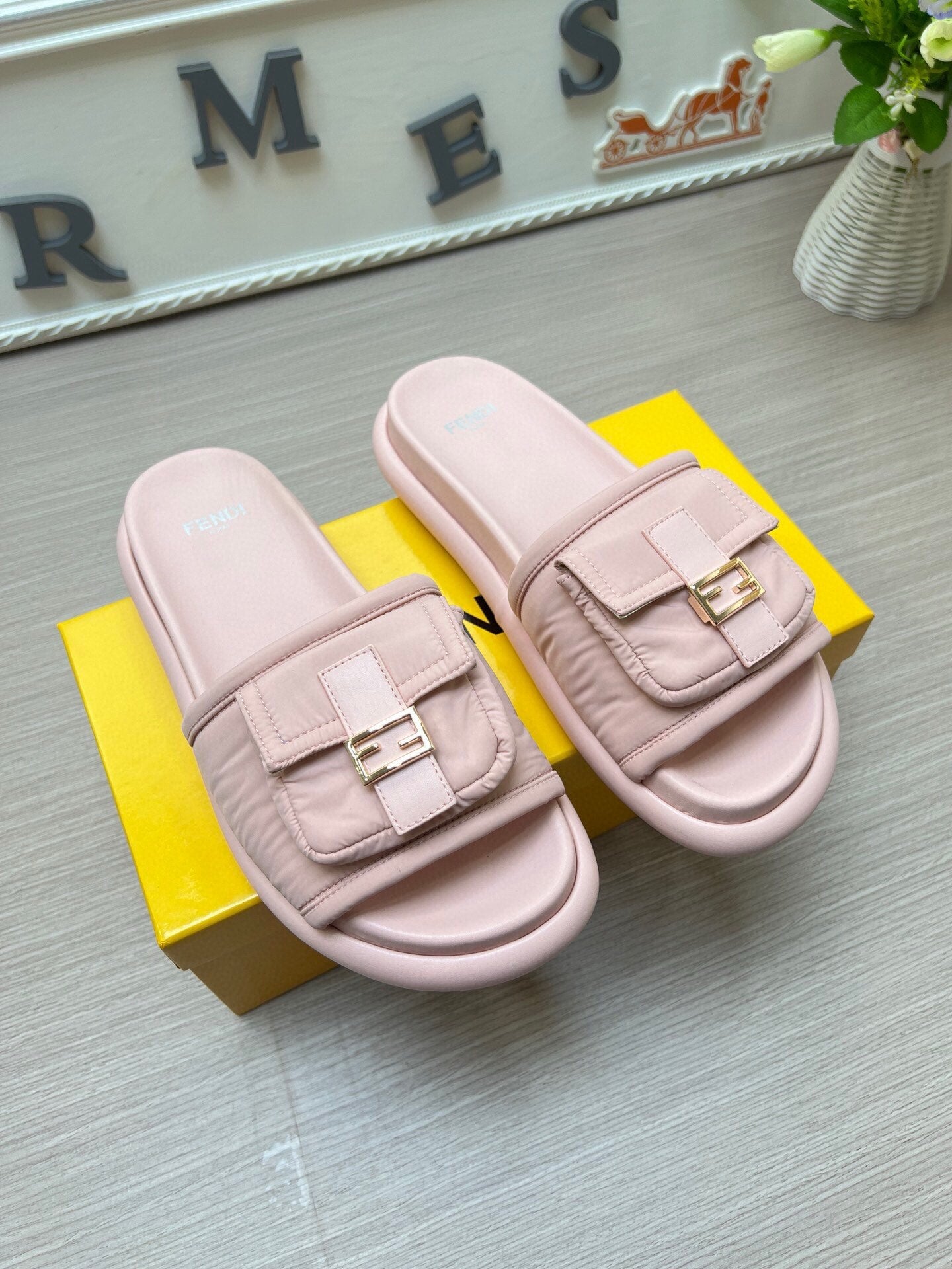 54F125ZDE Stylish slippers