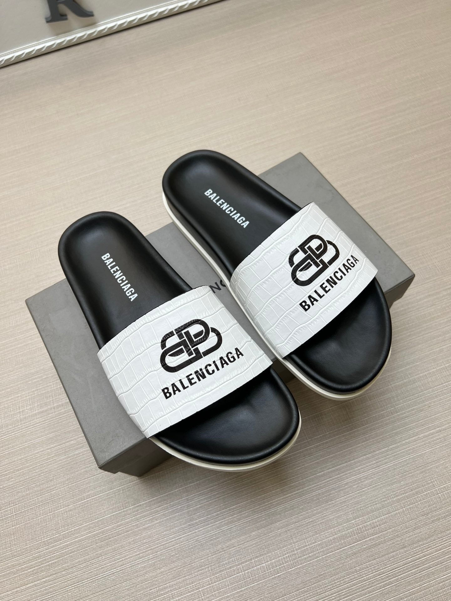 54J99ZDE Stylish slippers