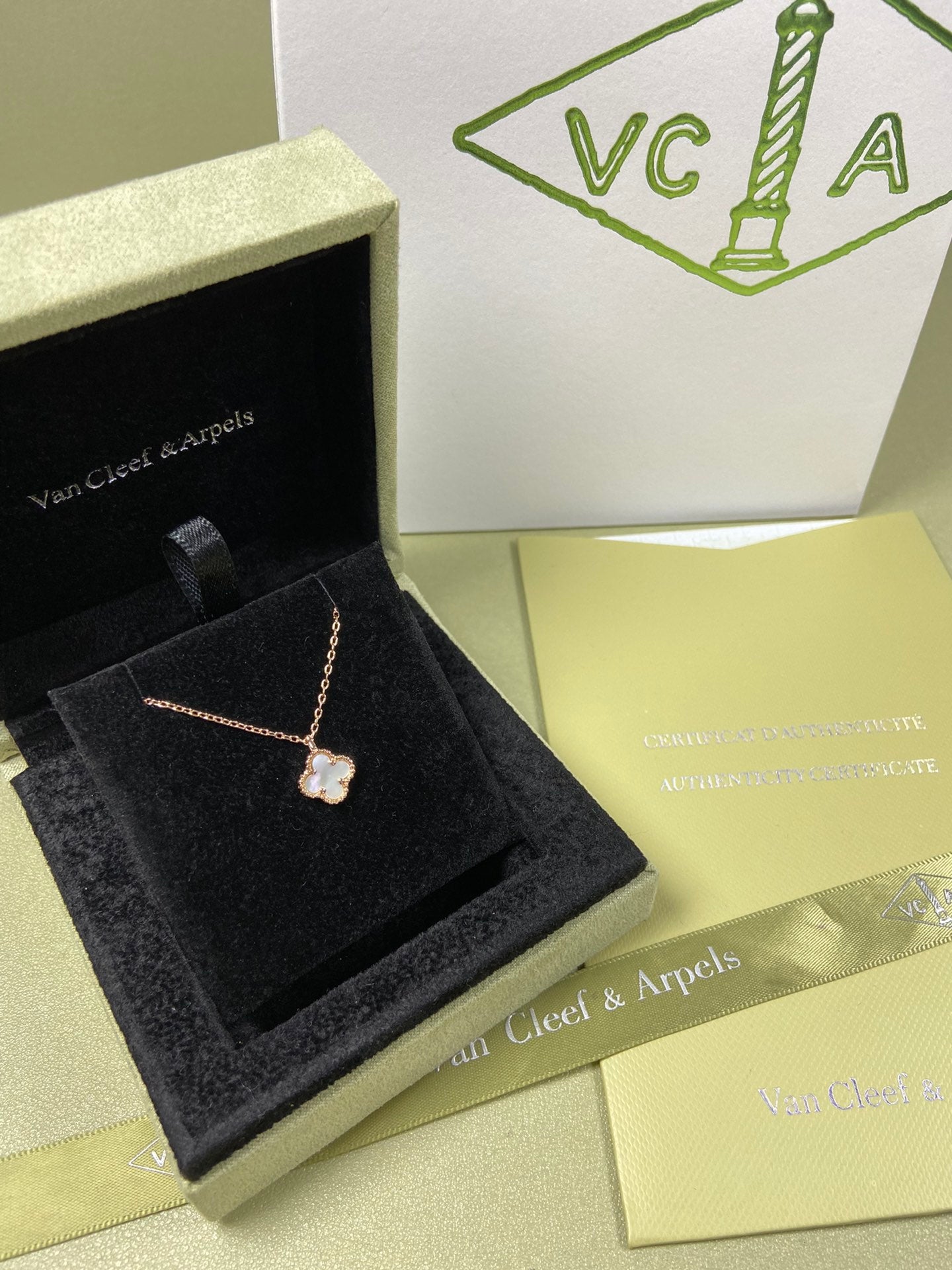 575RVA1KDE Stylish Necklaces