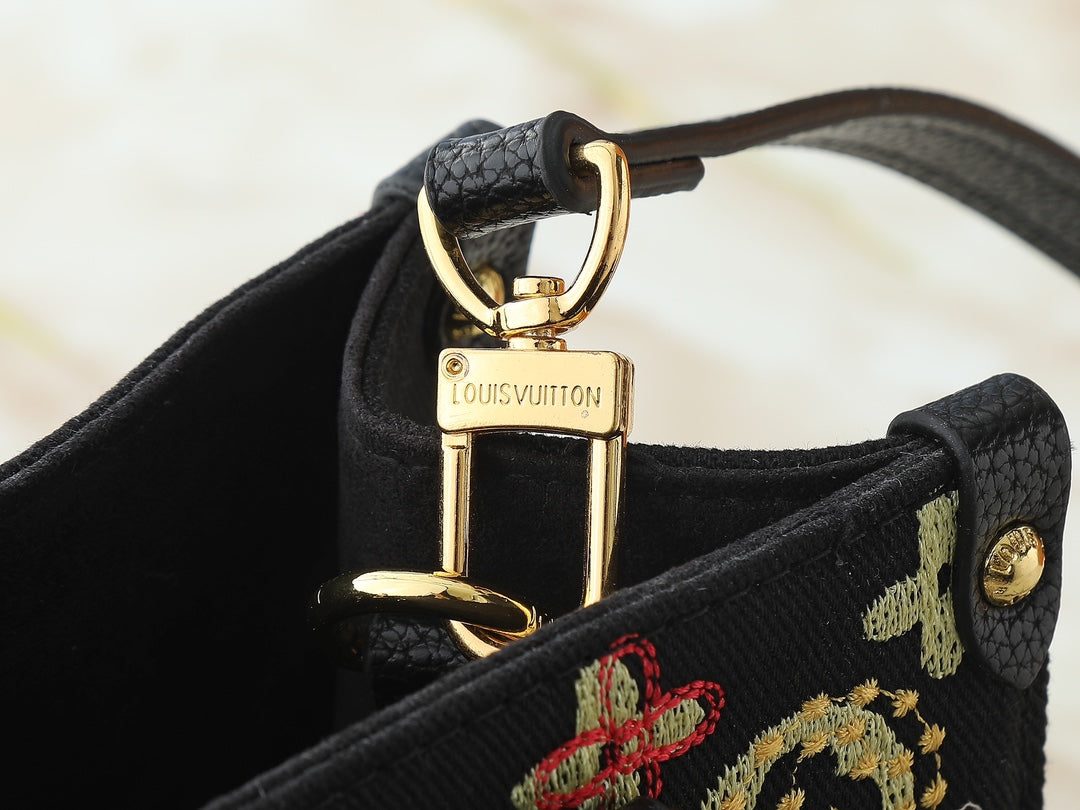 15RE22BDE Stylish genuine leather embroidered bag
