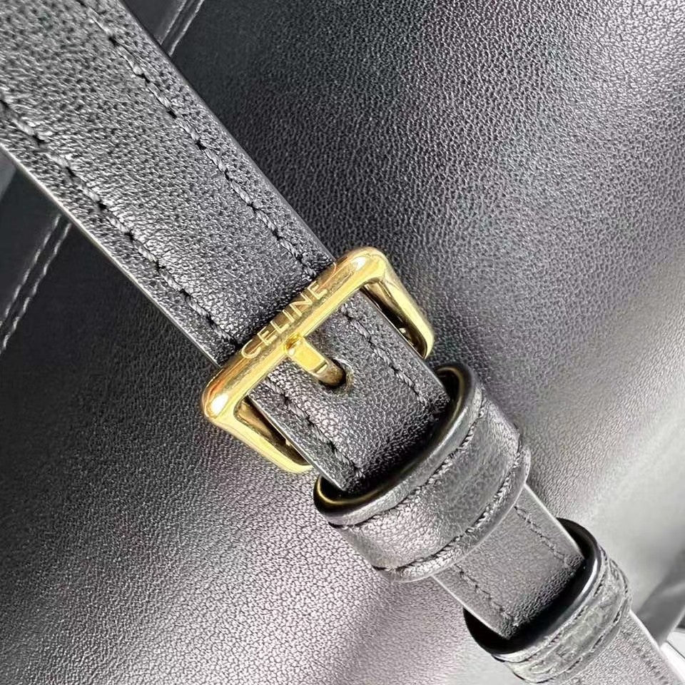 1XCL281BDE Stylish leather bag 