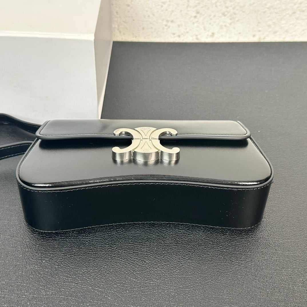 1XE271BDE Stylish leather bag 