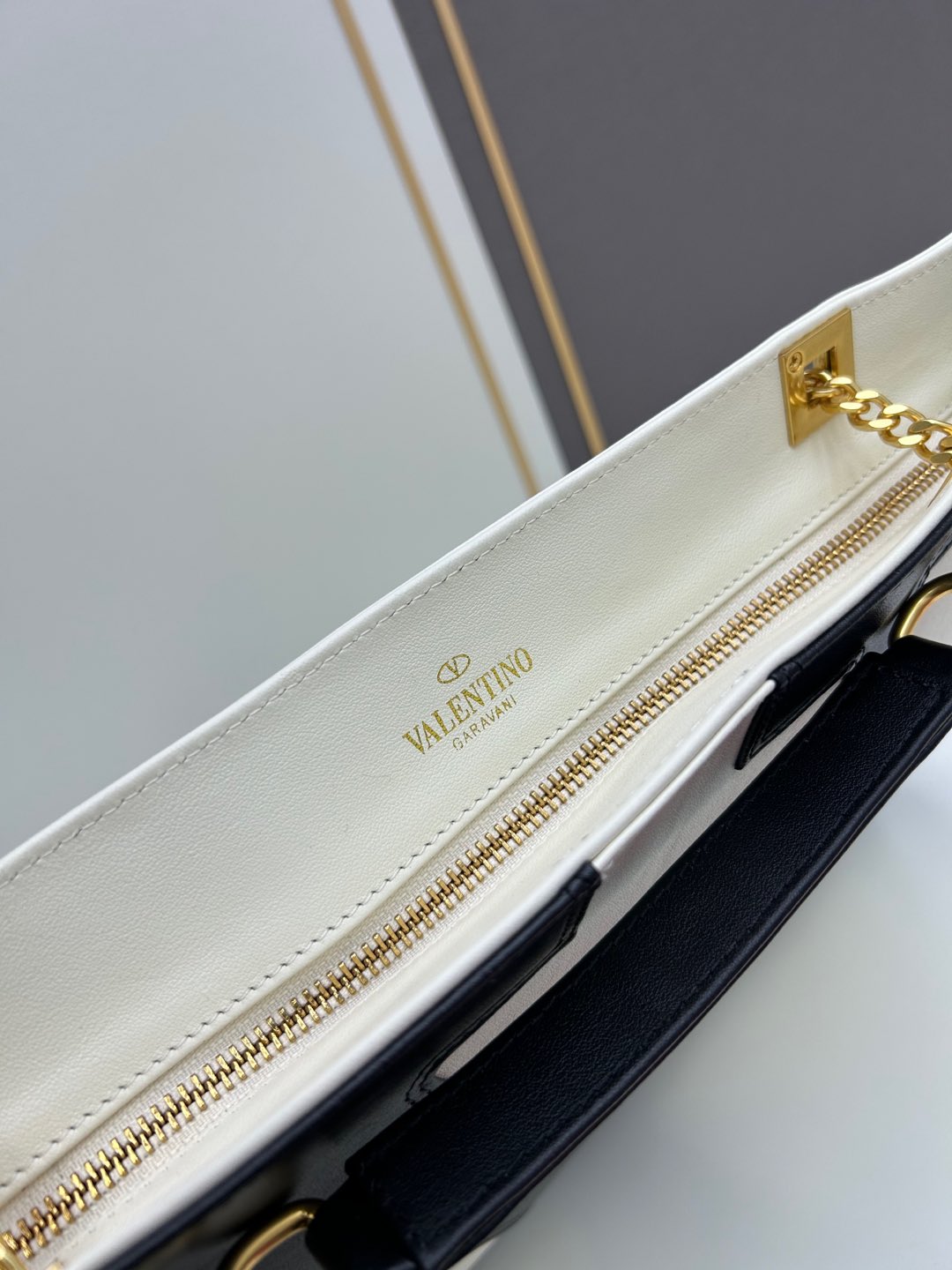 2WVL47BDE Stylish leather bag