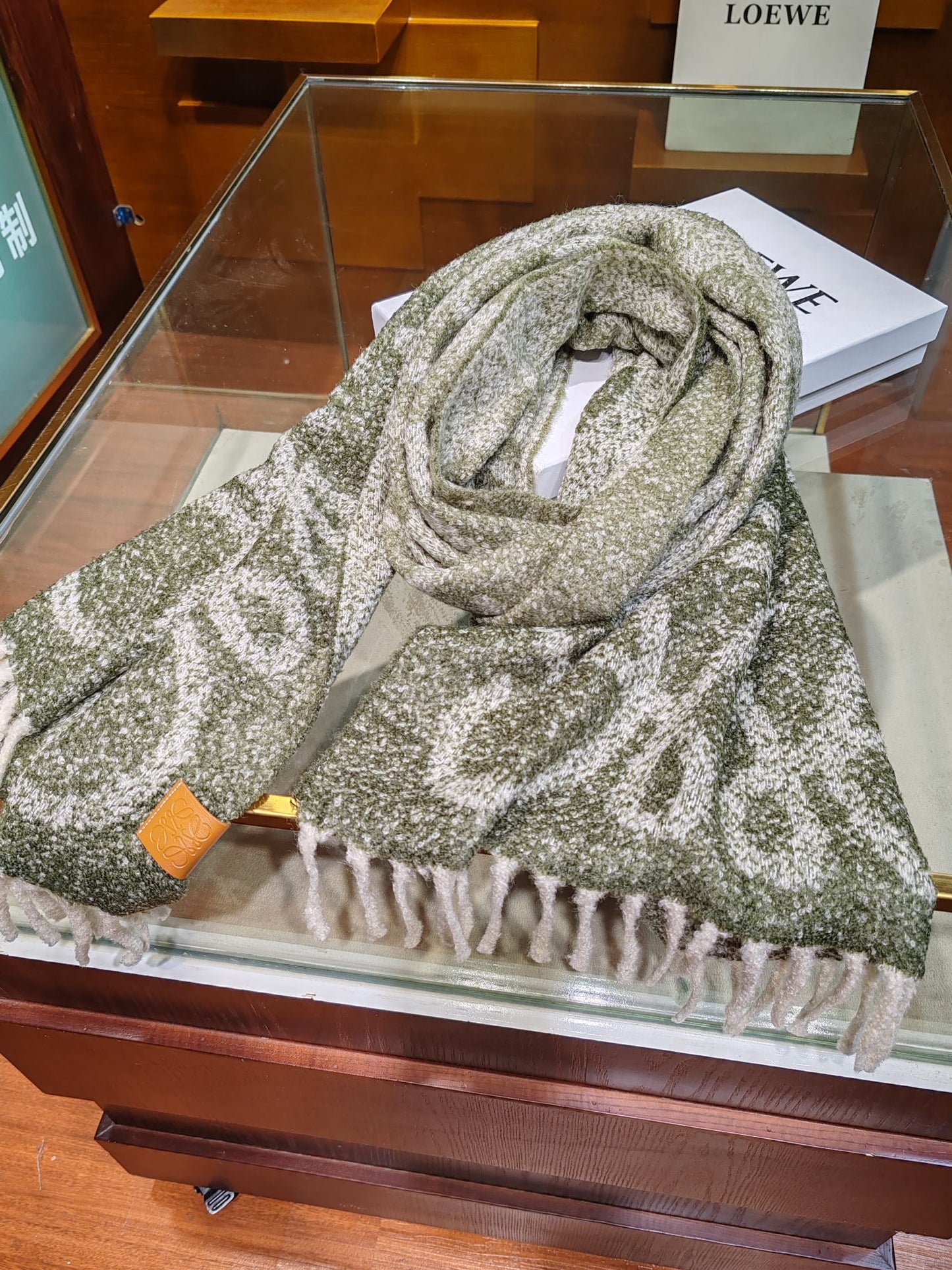 185ZA31WDE Stylish Winter Scarves