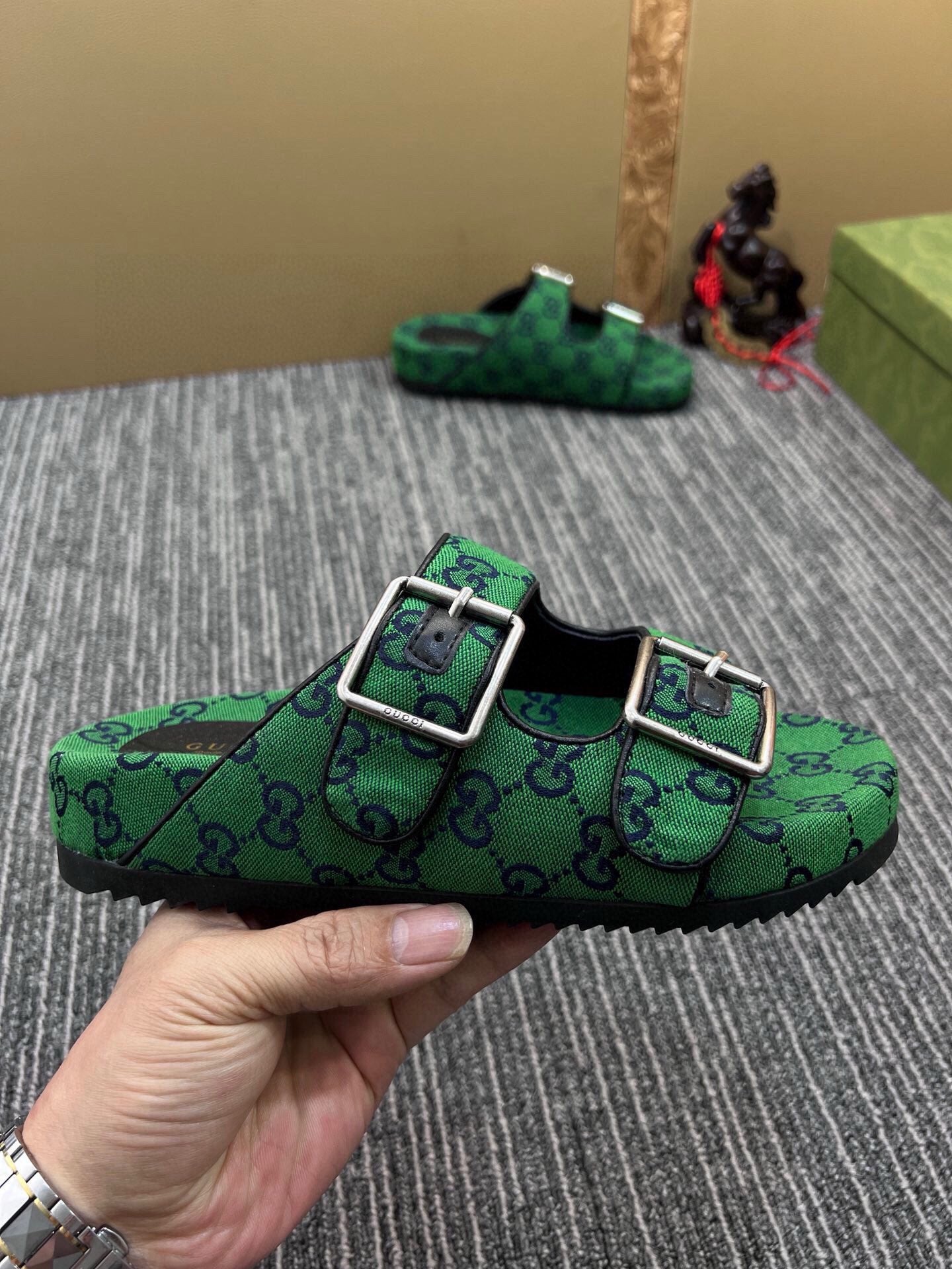 54B123ZDE Stylish slippers